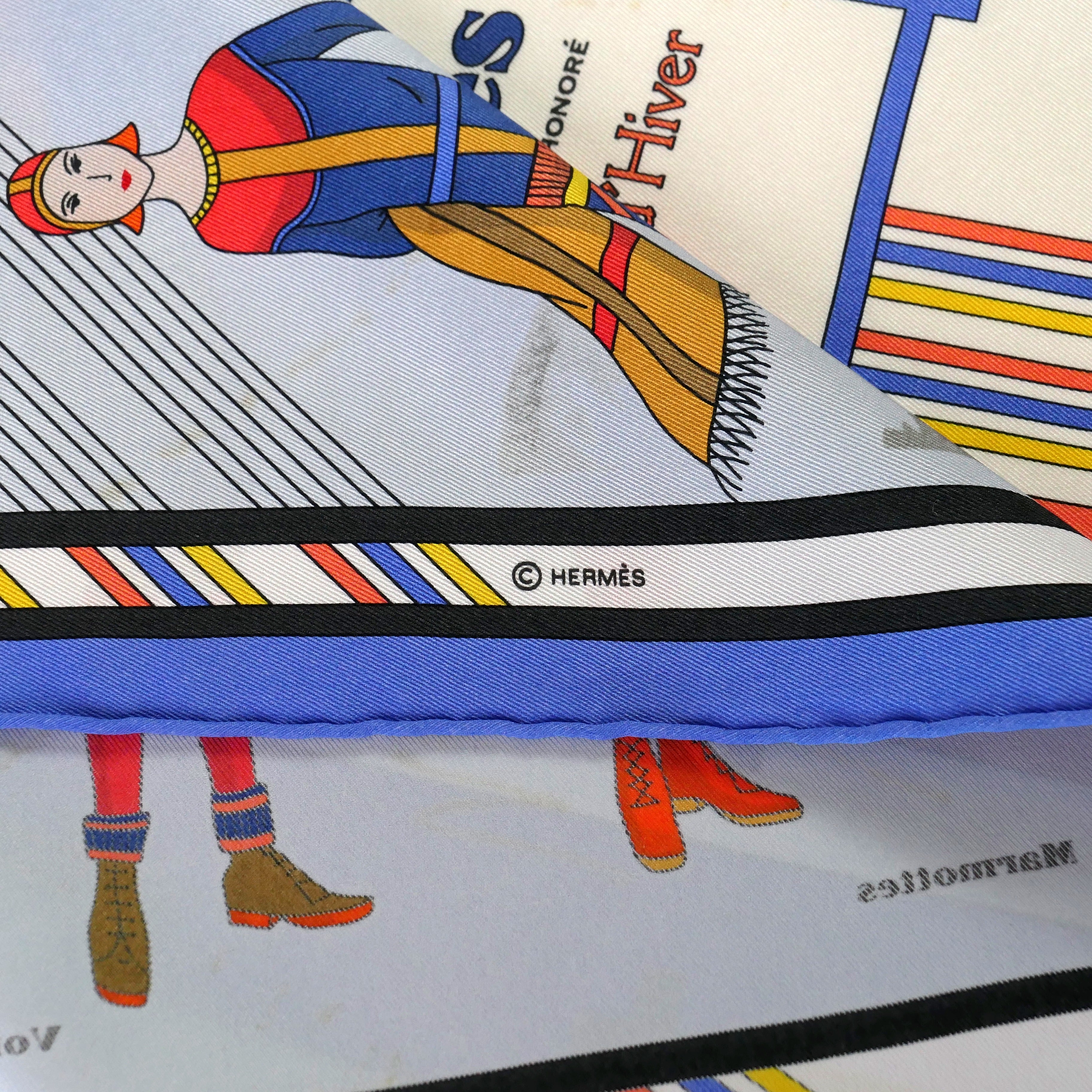 Carré Hermès Aux Sports d'Hiver, 70 cm soie, logo copyright Hermès