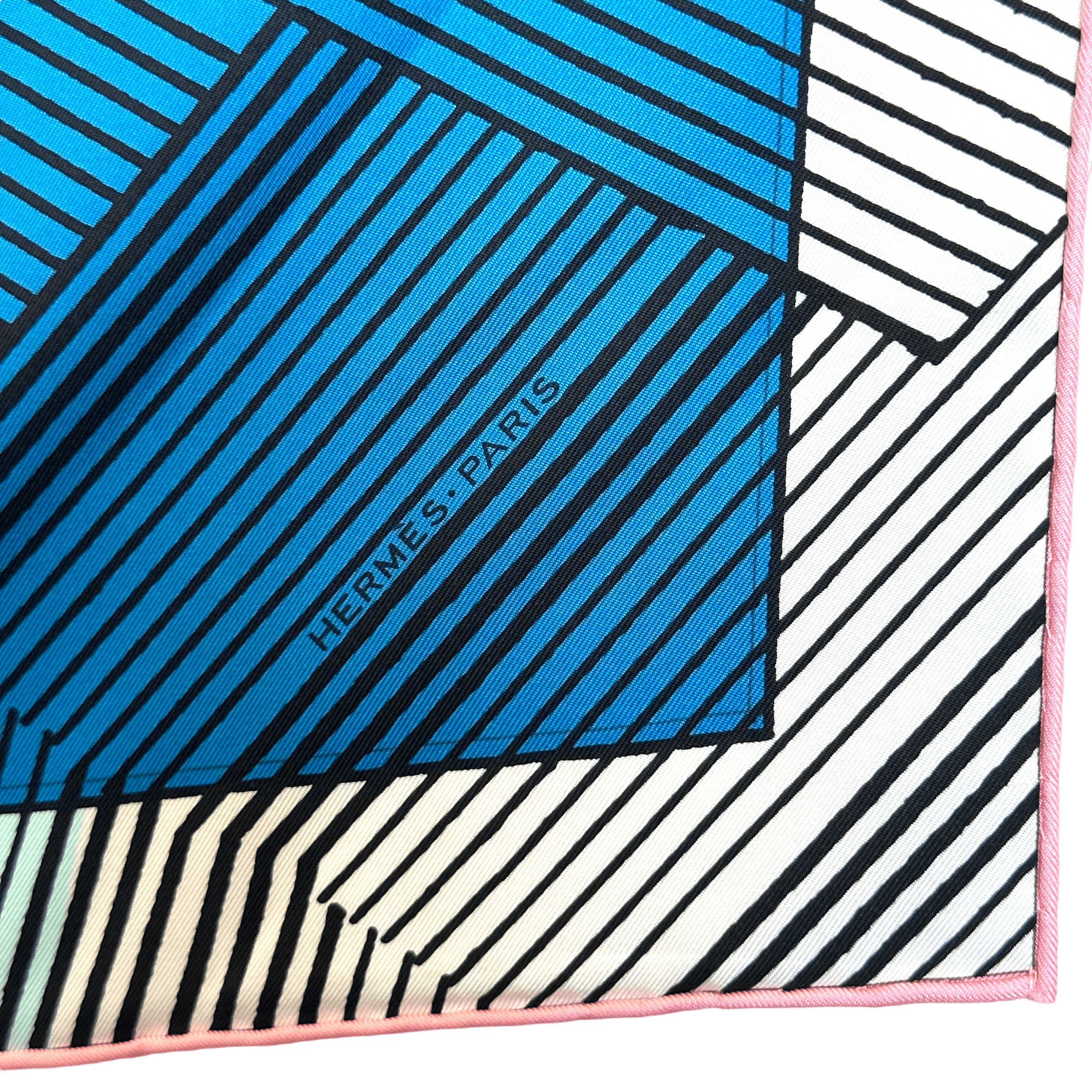 jeu-des-onibus-et-dames-blanches-foulard-hermes-roulotte-rose-signature-hermes-paris