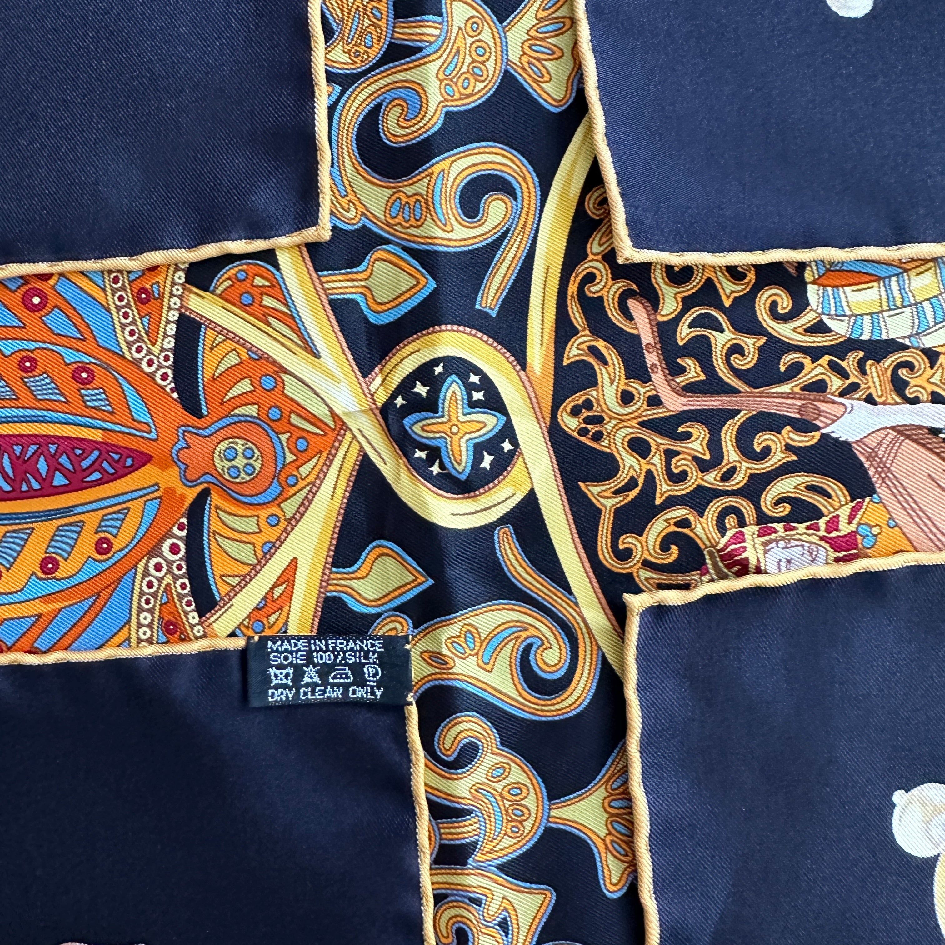 carre-foulard-hermes-la-charmante-aux-animaux-quatre-coins