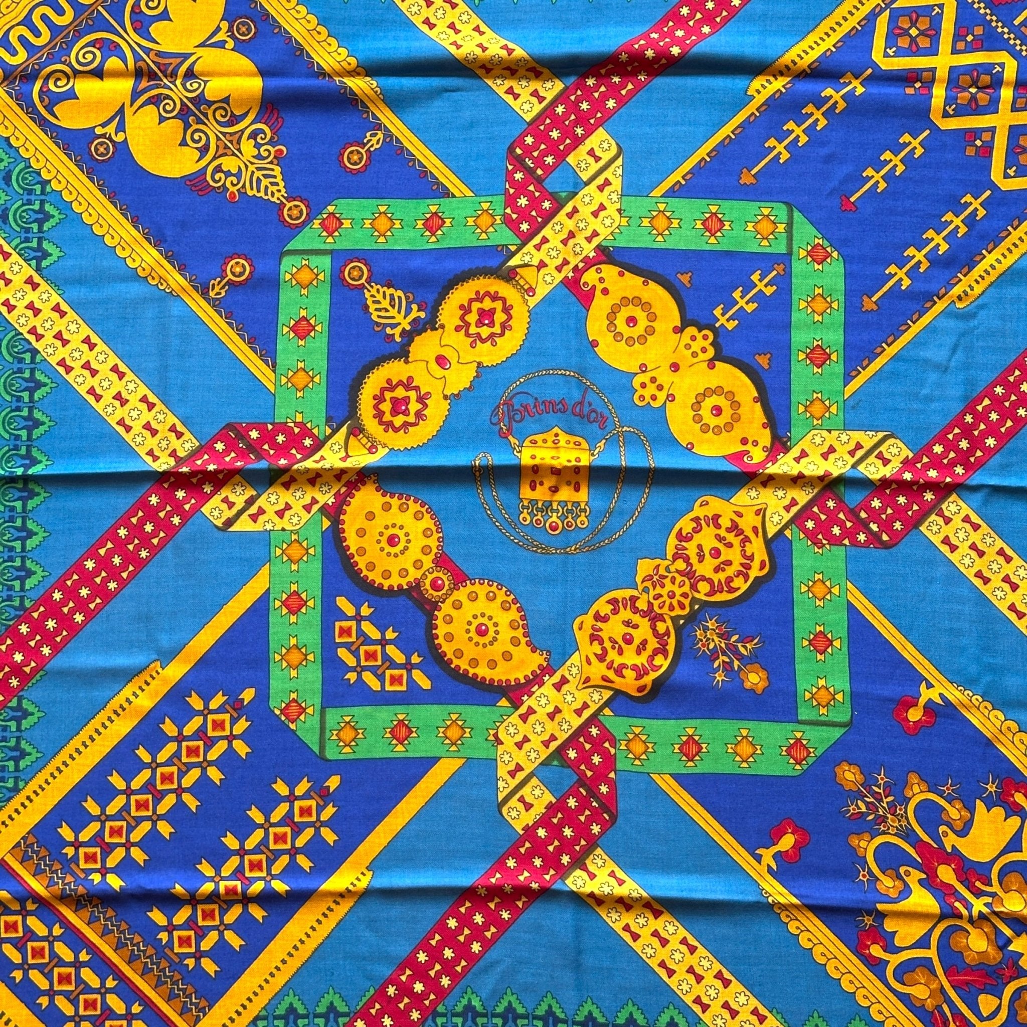 centre du foulard avec titre du dessin au centre brins d'or