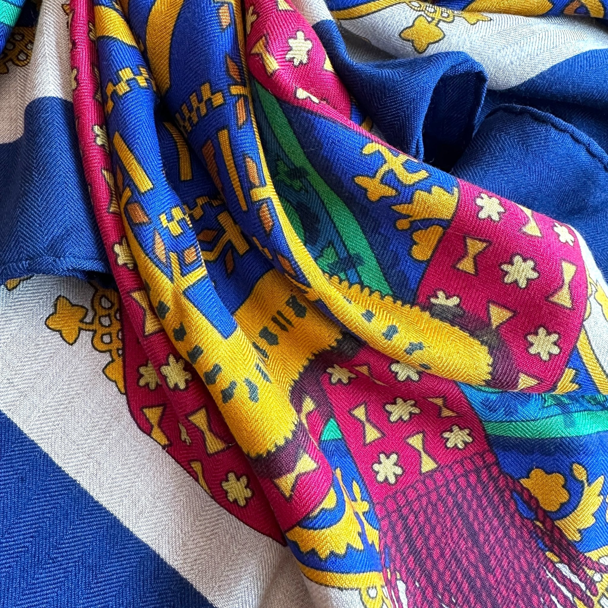 zoom sur l'étoffe en cachemire et soie du foulard