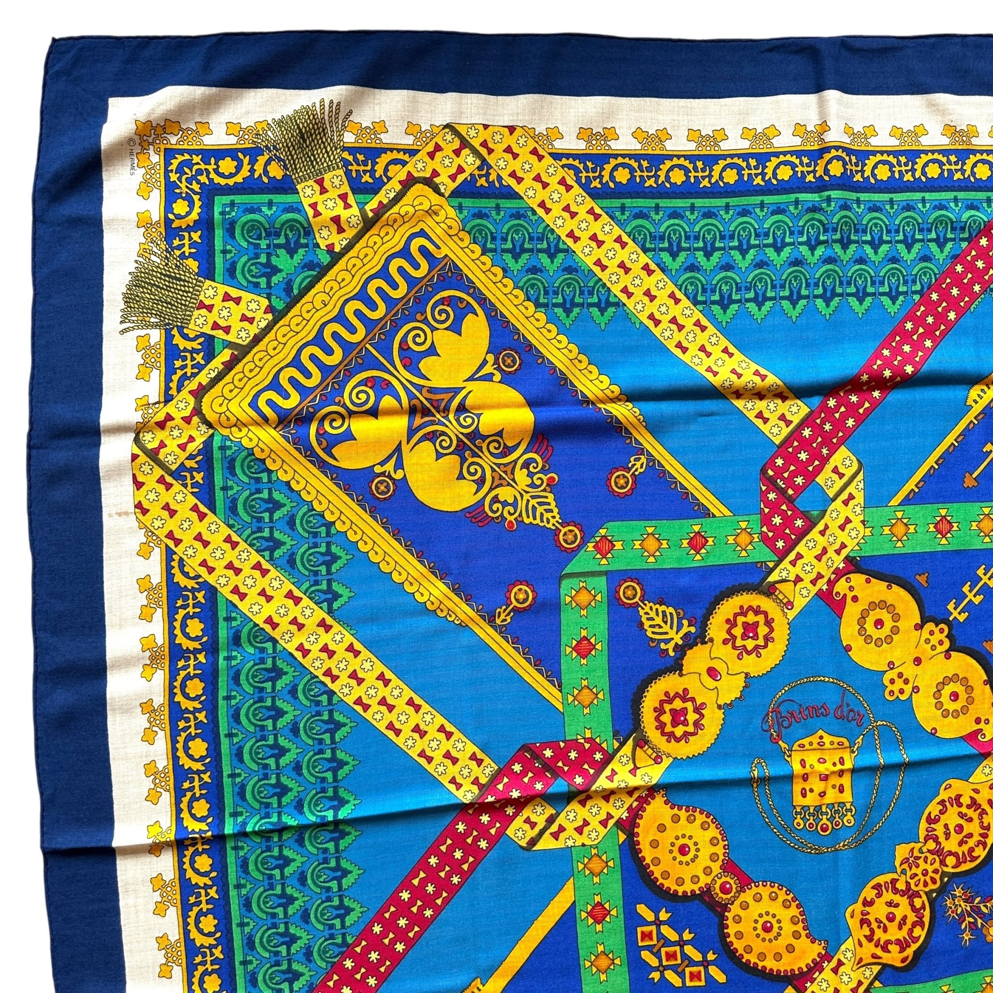 détail du dessin du foulard couleur jaune et bleu