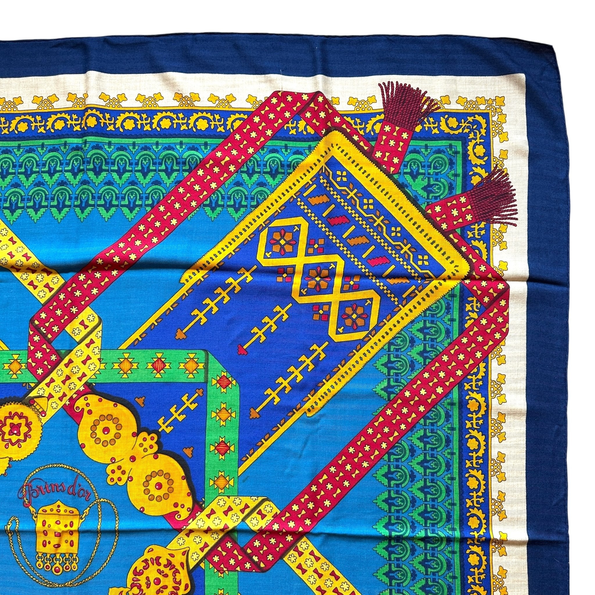 détail de la bordure bleue du foulard Hermès