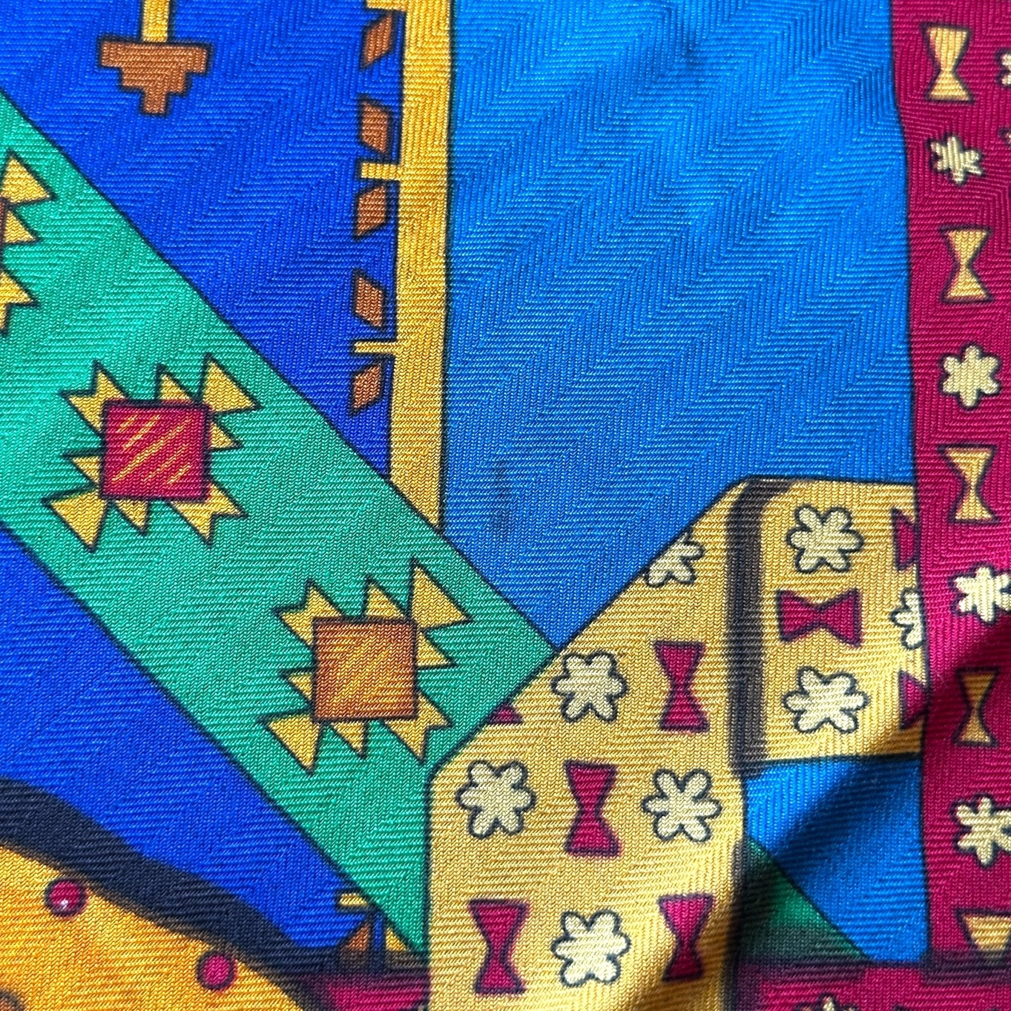 détail d'une petite tache sur le foulard d'occasion Hermès en cachemire et soie