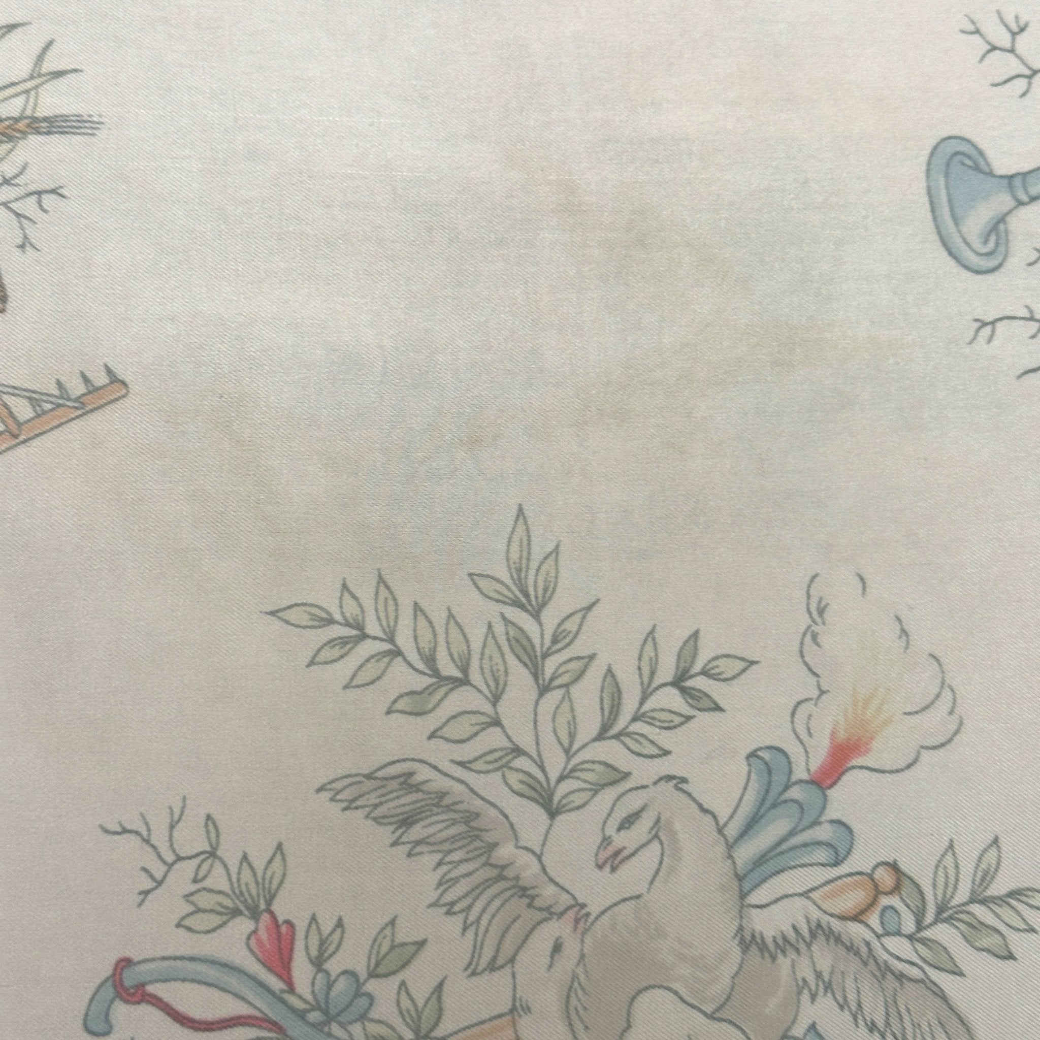 dessin de deux oiseaux au centre du foulard hermes