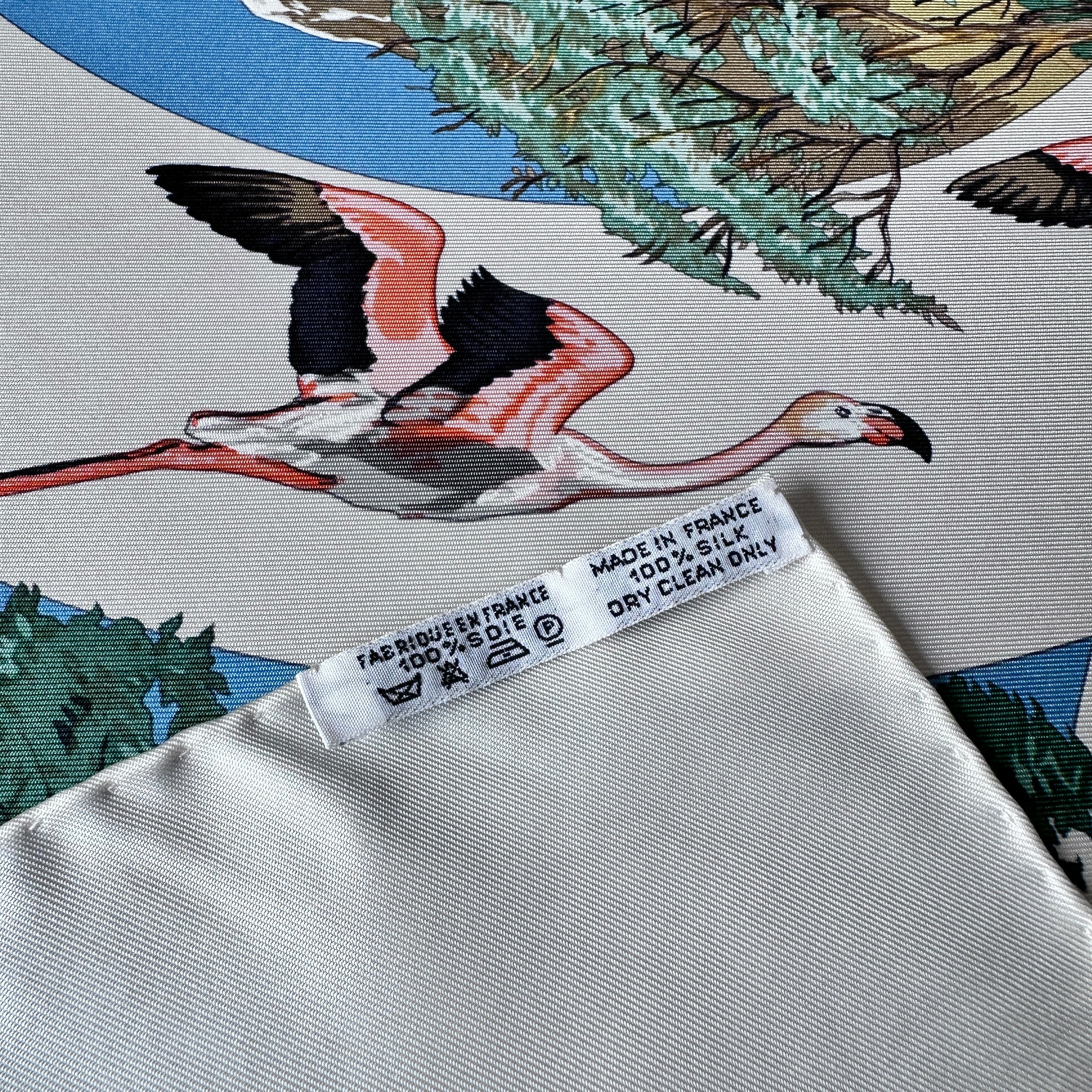 Étiquette de composition soie et Made in France sur foulard neuf