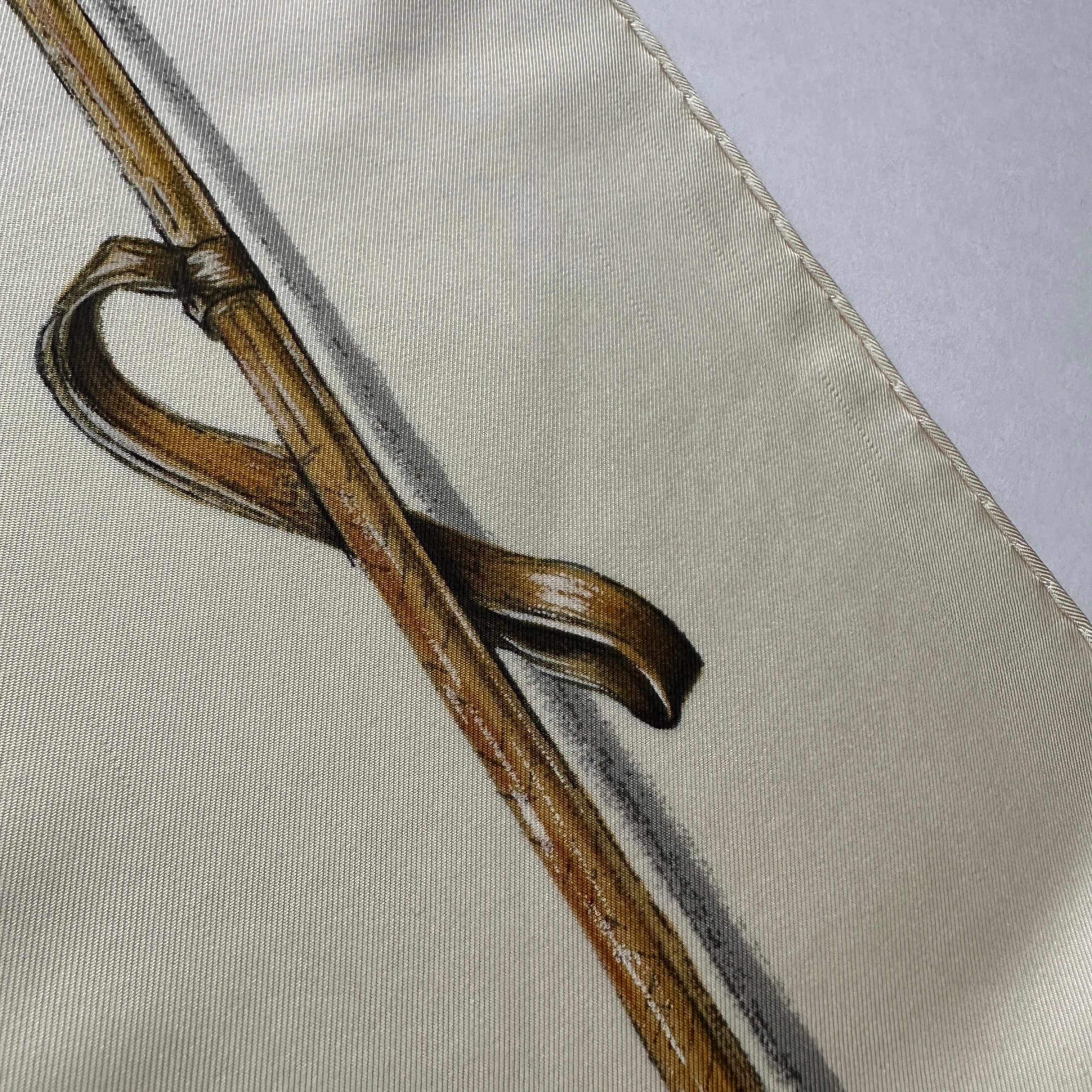 Gros plan sur la finition roulottée main couleur crème, parfaitement cousue et arrondie.