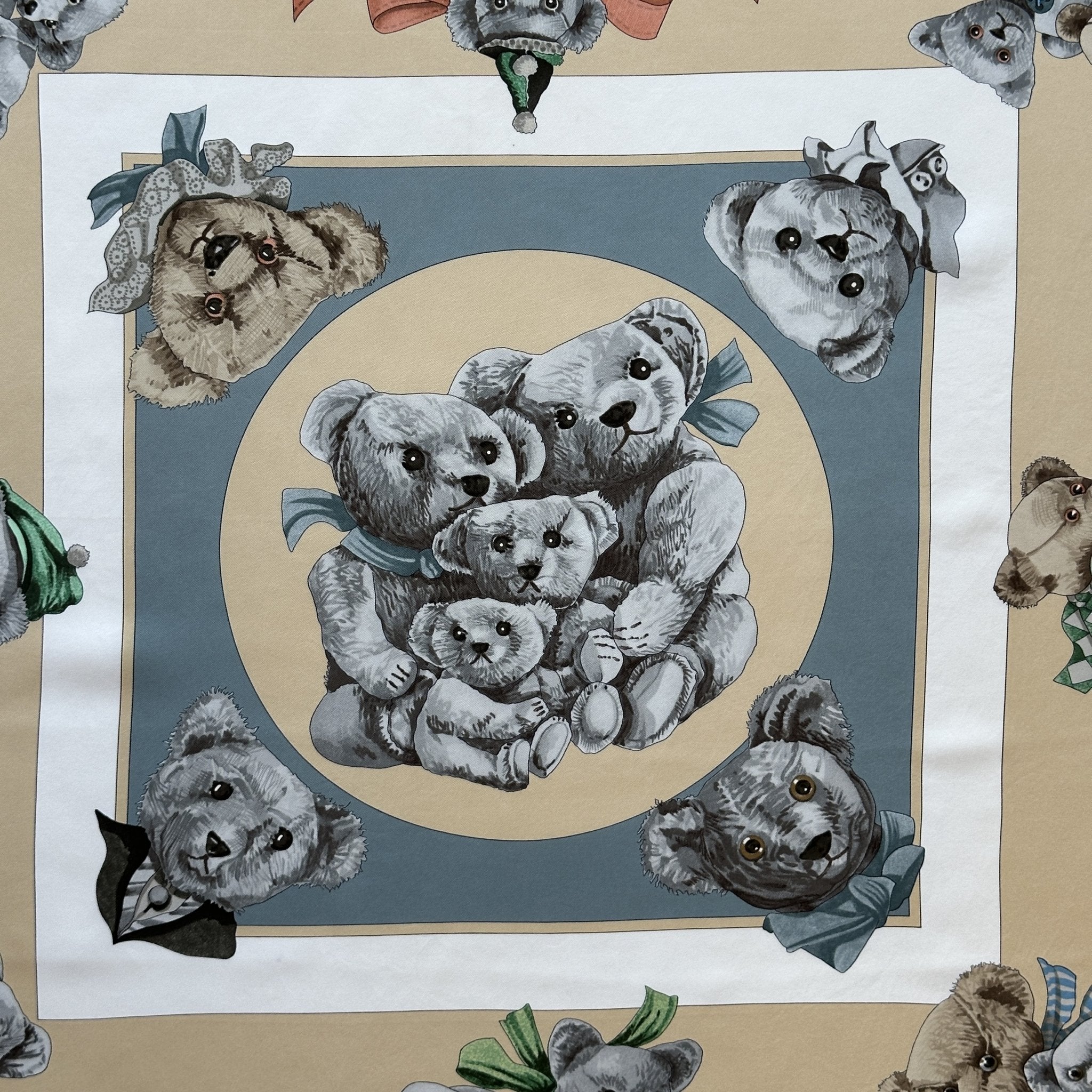 Confidants of Hearts - HERMES SCARF 90 CM