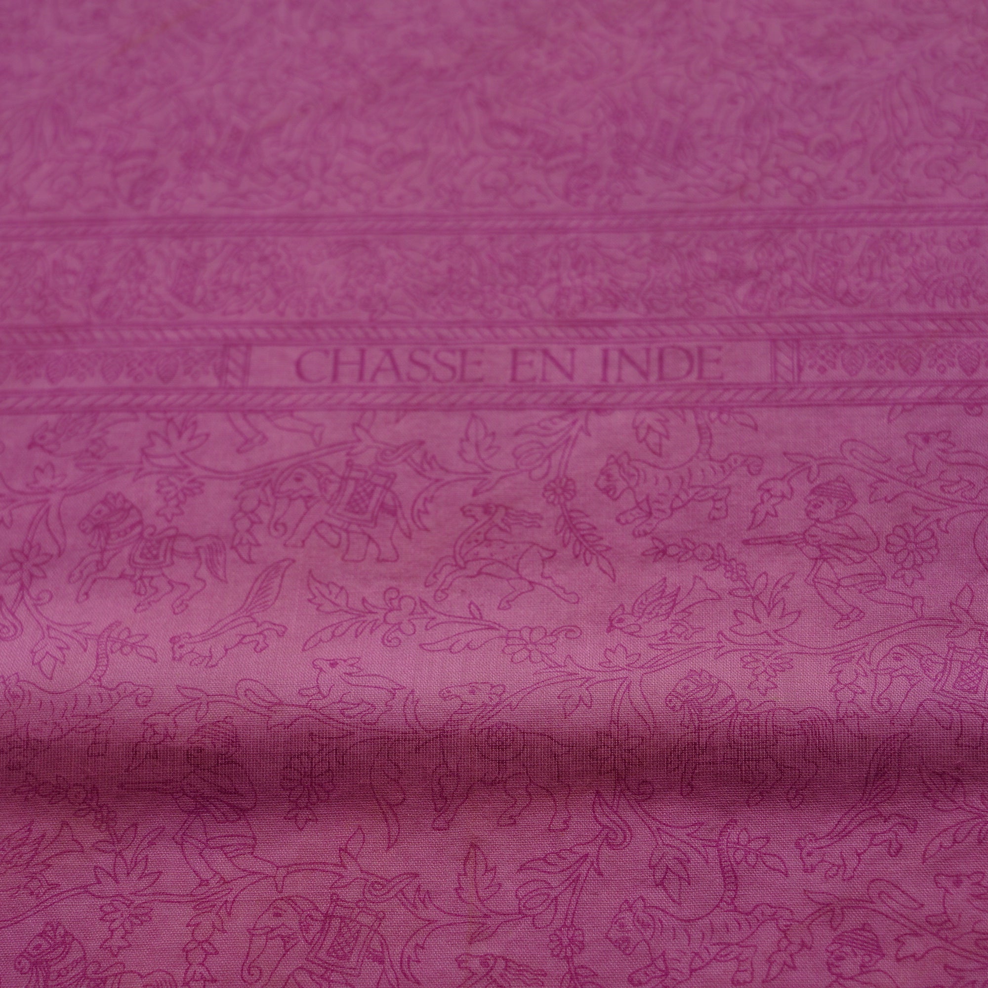 Zoom macro du carré "Chasses en inde", révélant les détails des miniatures mogholes sur coton.