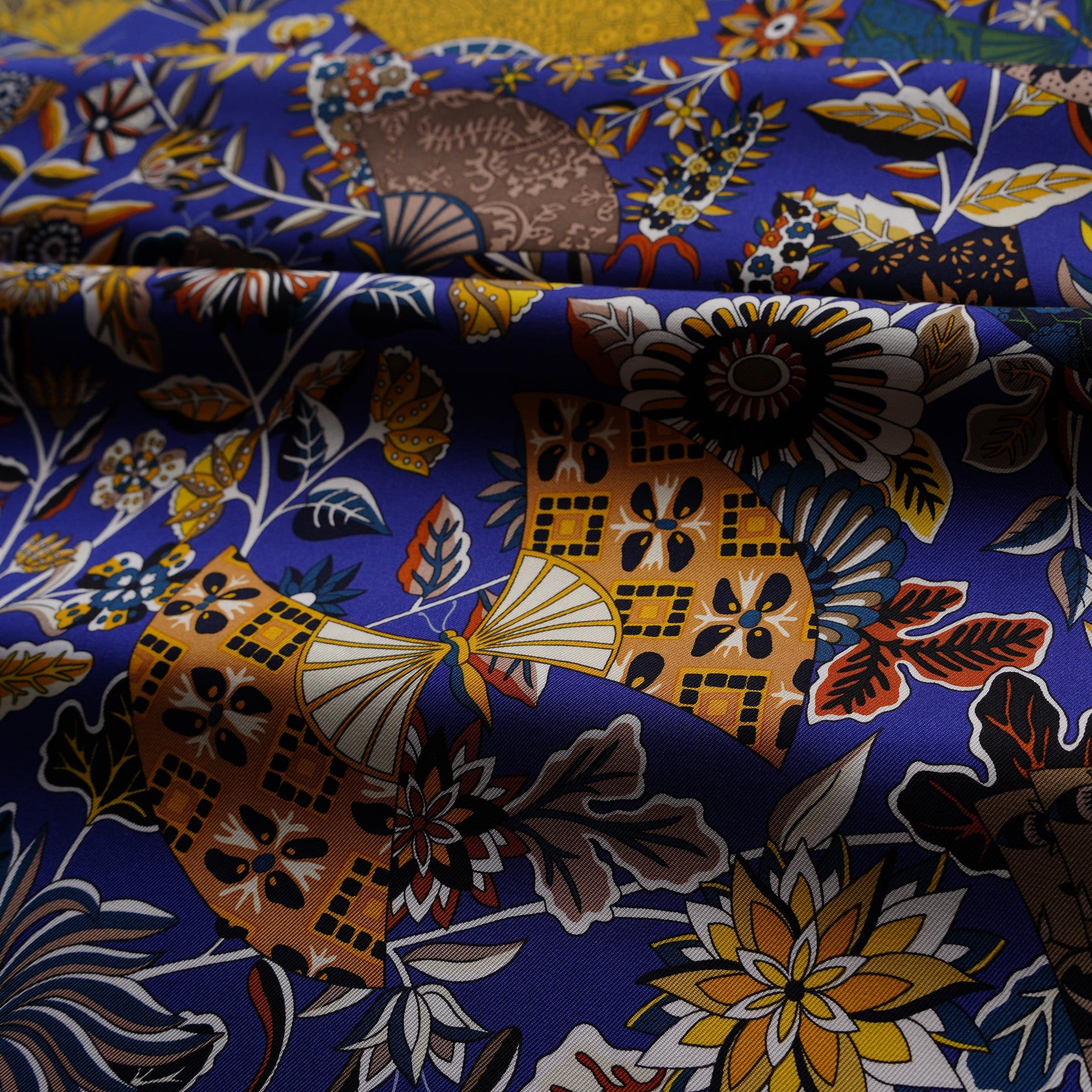 Zoom sur motifs de papillons inspirés de soieries historiques du Musée des Tissus, carré Hermès Fleurs et papillons de tissus bleu.