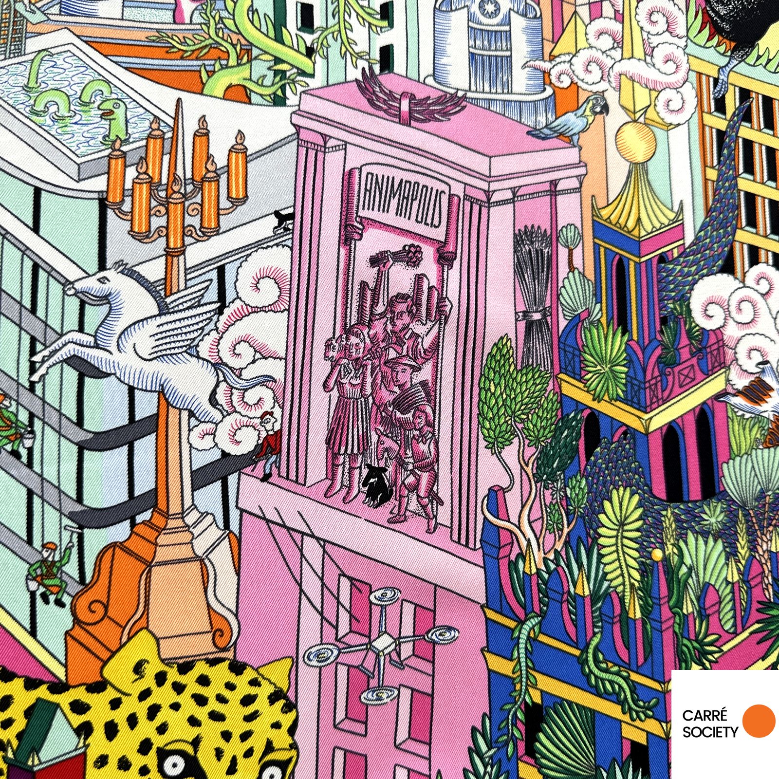 Détail du bâtiment rose et du dragon rouge : scène centrale du carré, mélange de créatures mythiques et d’éléments architecturaux inspirés de Varsovie. Titre du carré "Animapolis" inséré dans le dessin