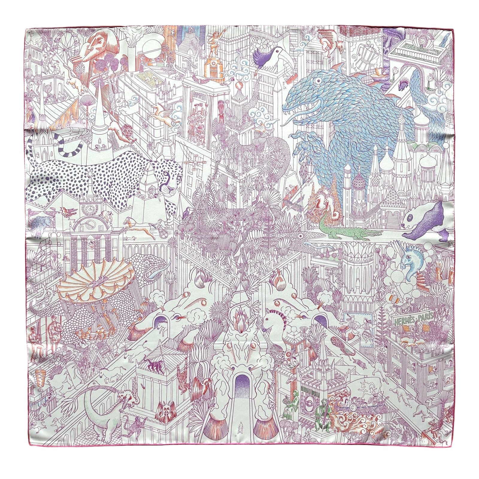 Carré Hermès Animapolis – Vue complète : foulard Hermès 90 cm en soie, fond blanc et roulotté rose, composition foisonnante d’animaux et d’architectures signée Jan Bajtlik.