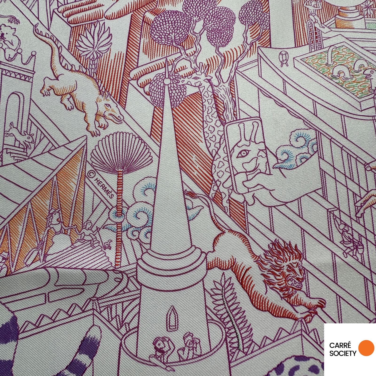 Détail architectural et animalier : dessin minutieux représentant bâtiments stylisés et créatures mythiques. Logo de copyright Hermès.