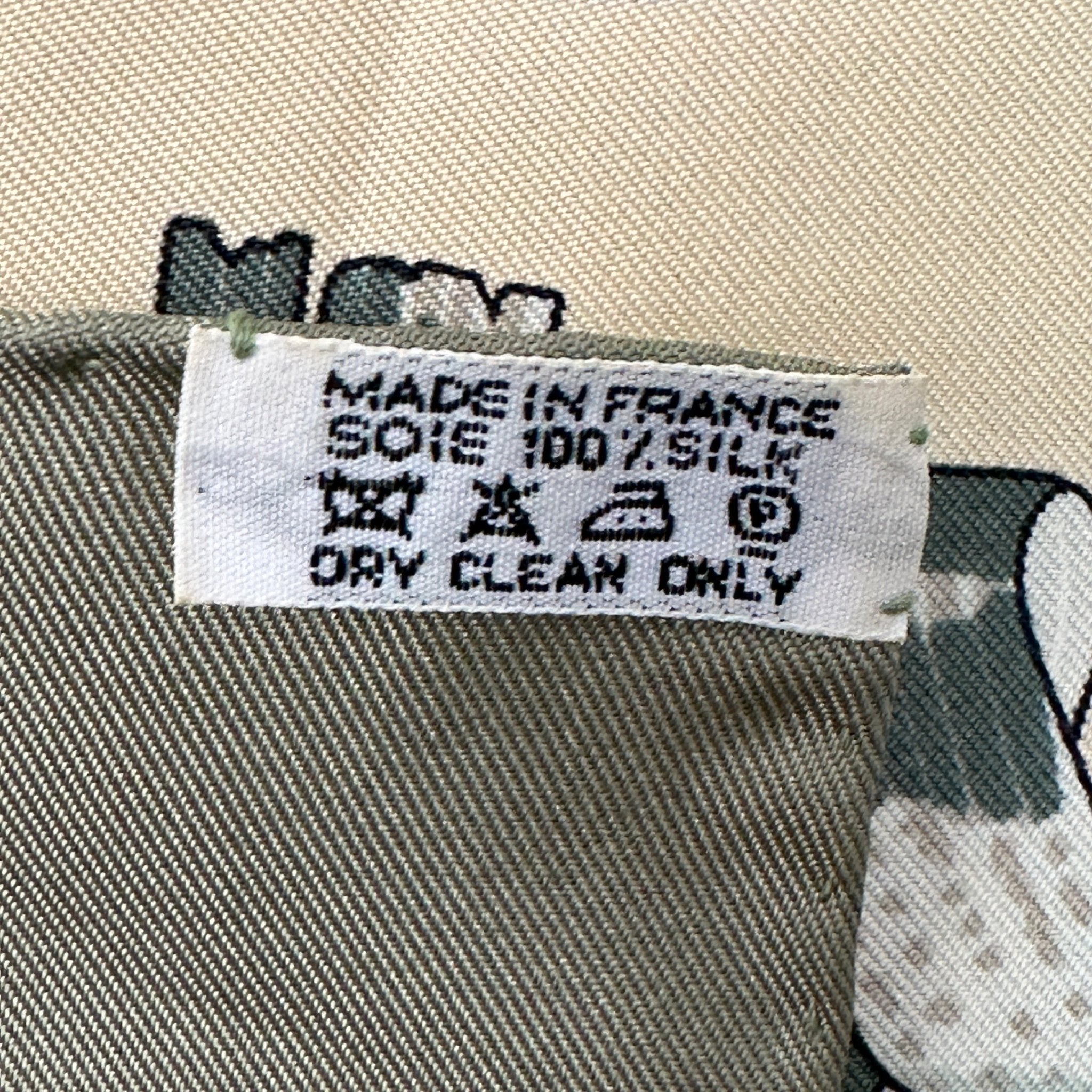 zoom sur étiquette de composition en soie