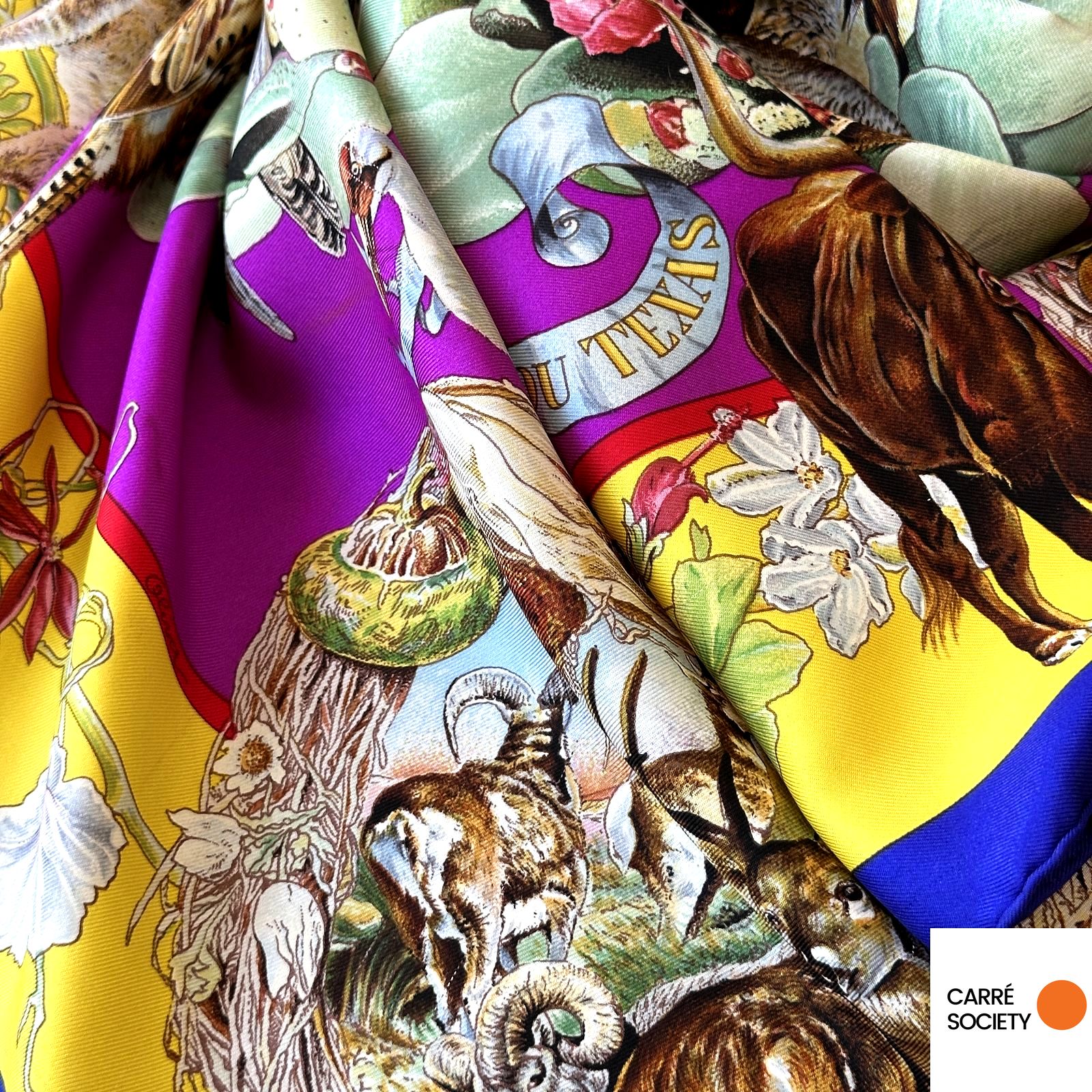 Drapé du foulard Hermès Faune et Flore du Texas montrant ses couleurs vives et contrastées