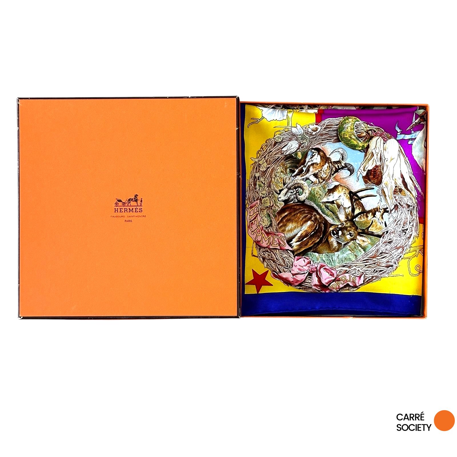 Boîte Hermès orange avec foulard Faune et Flore du Texas soigneusement plié