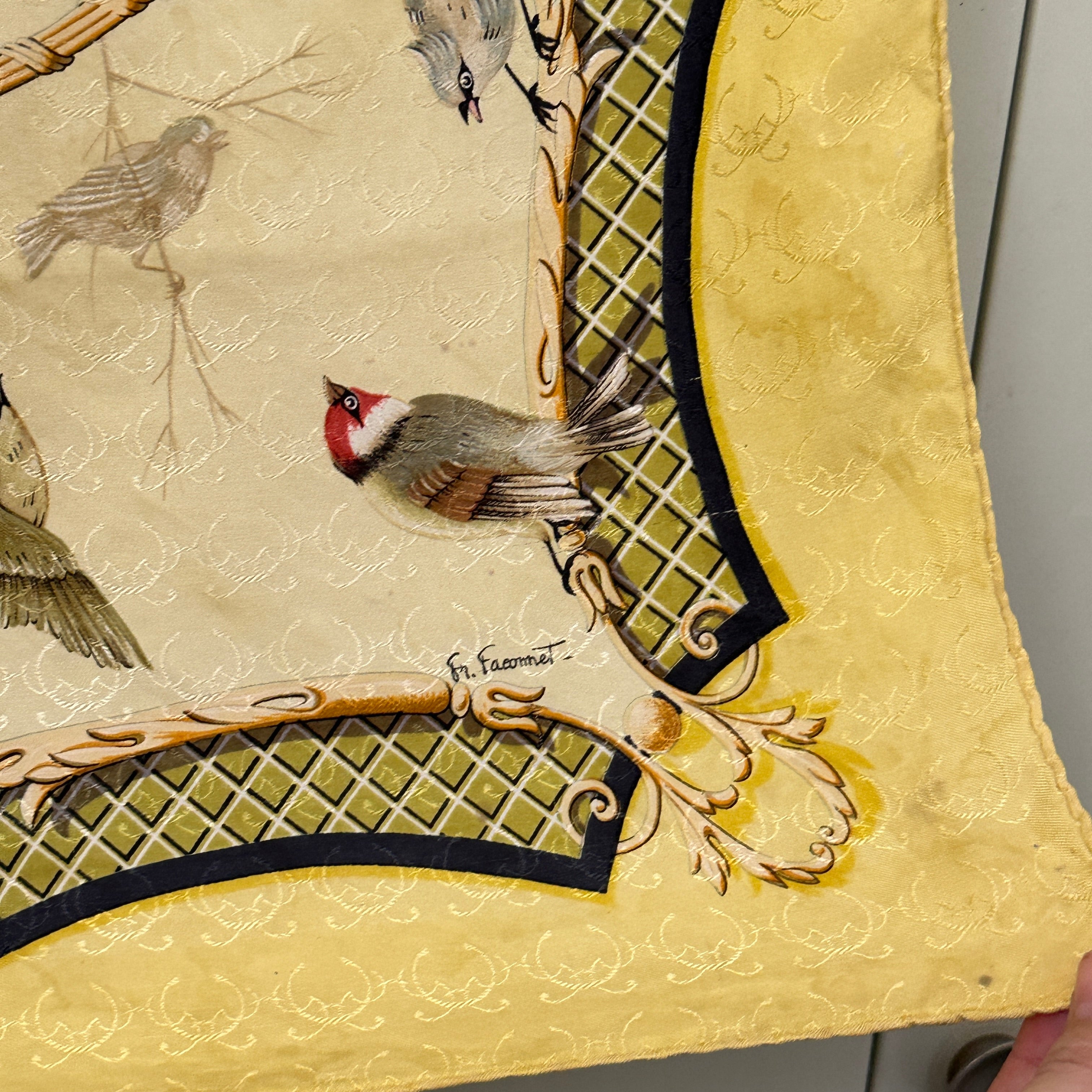 bord-taché-du-foulard