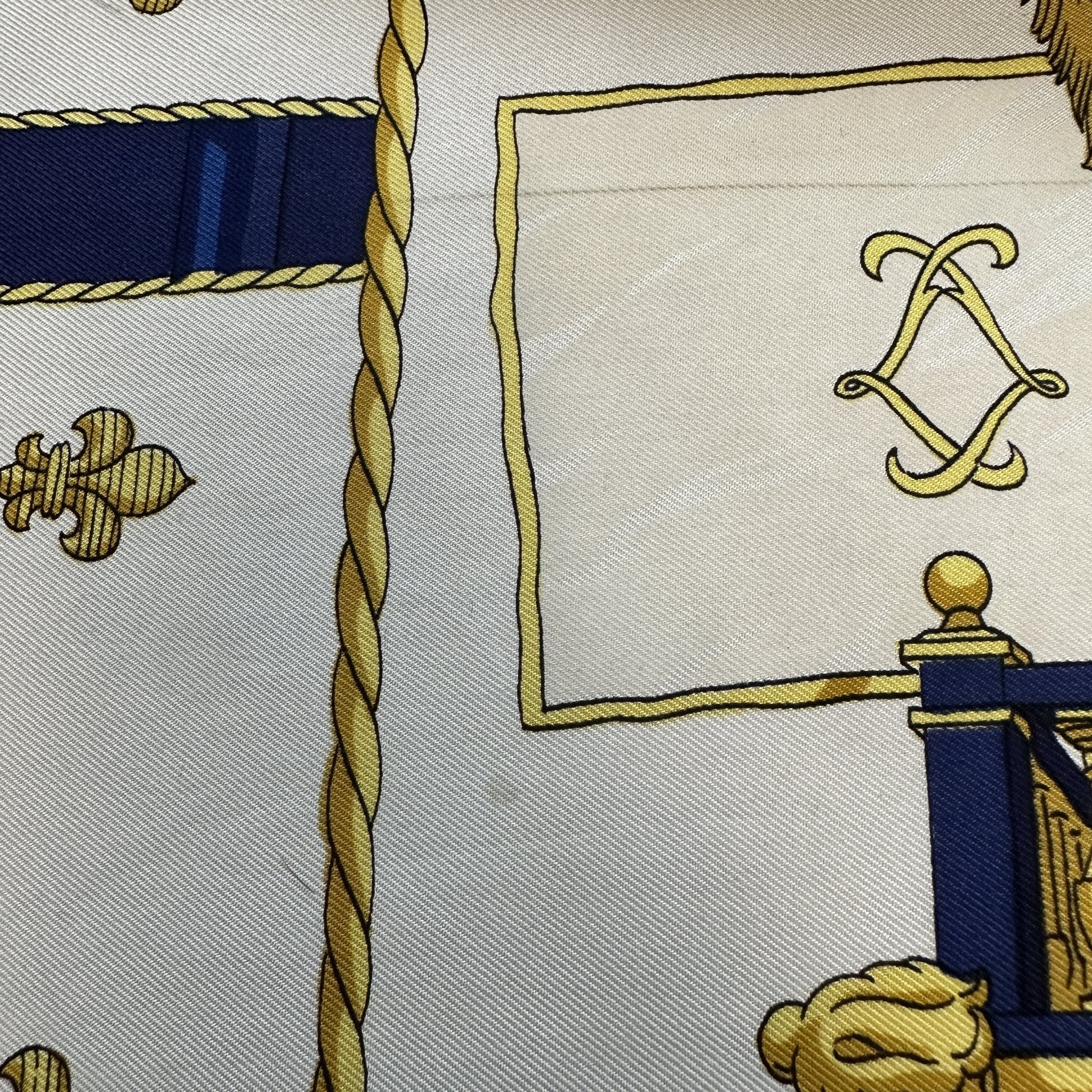 foulard carré hermès la réale bleu marine or sur fond blanc petite tache