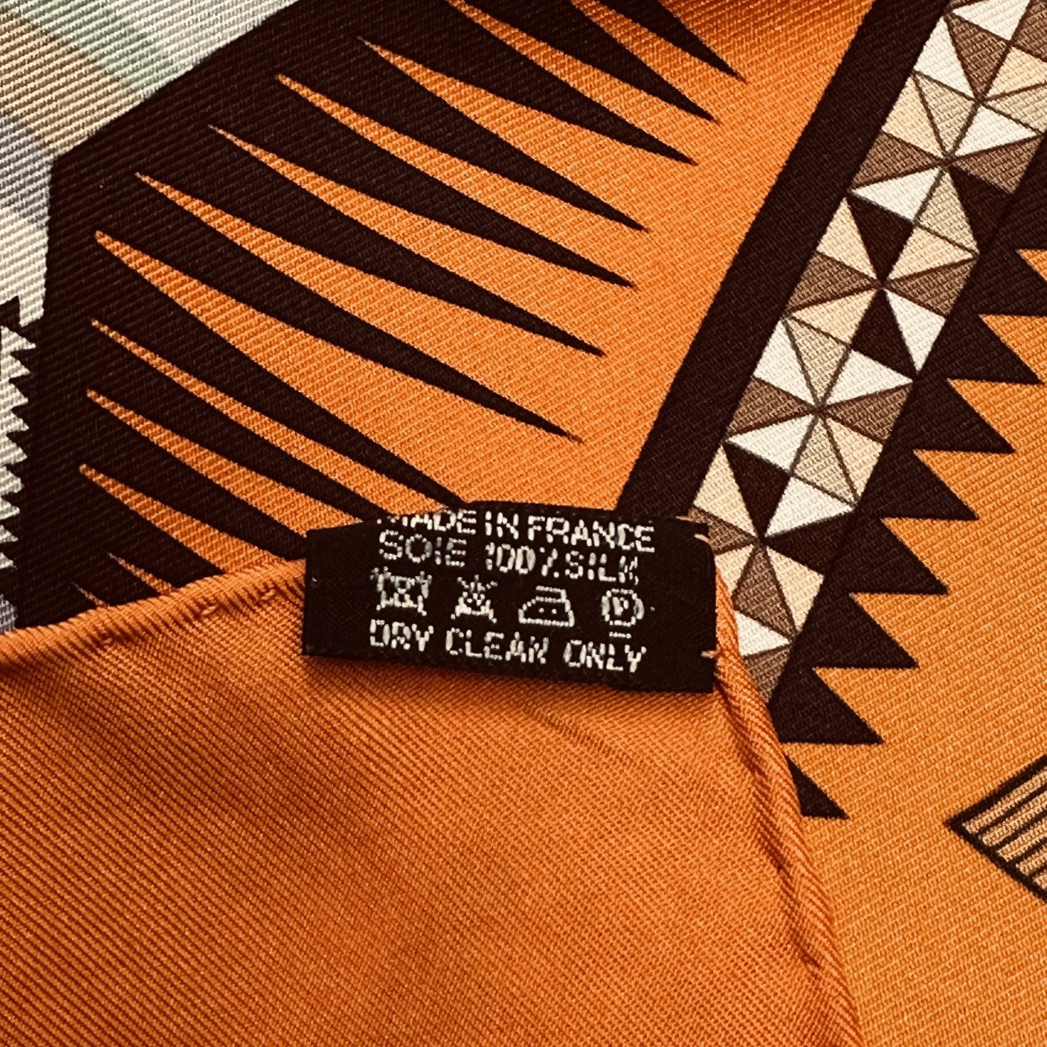 foulard carre hermes la vie du fleuve orange en tres bon état