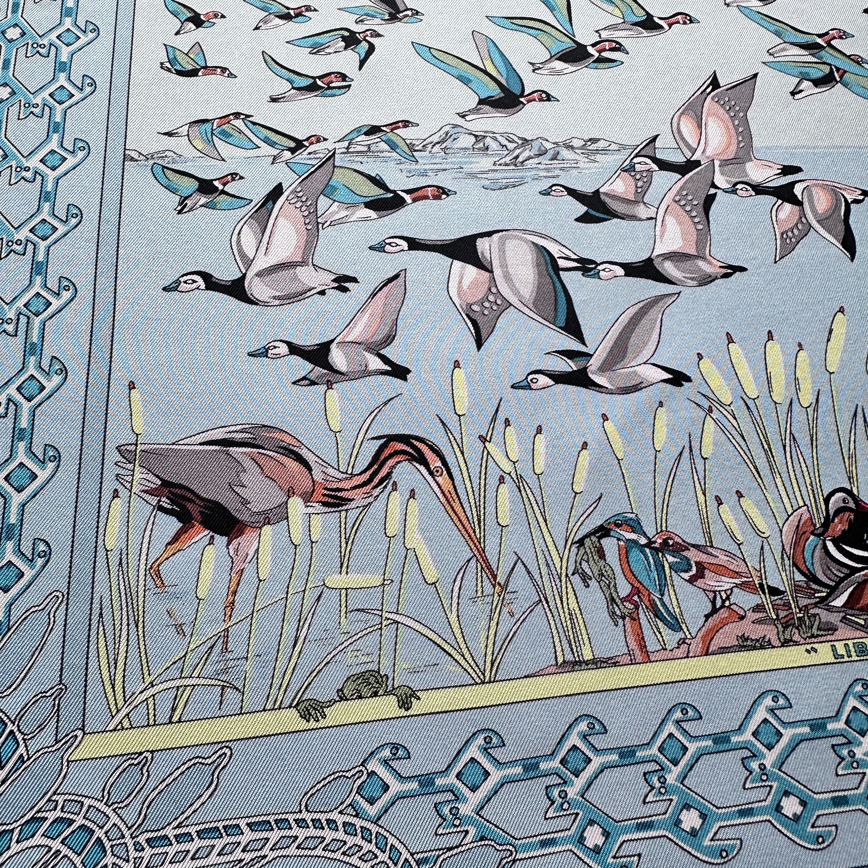 Coin du foulard avec motifs géométriques et héron attrappant une grenouille