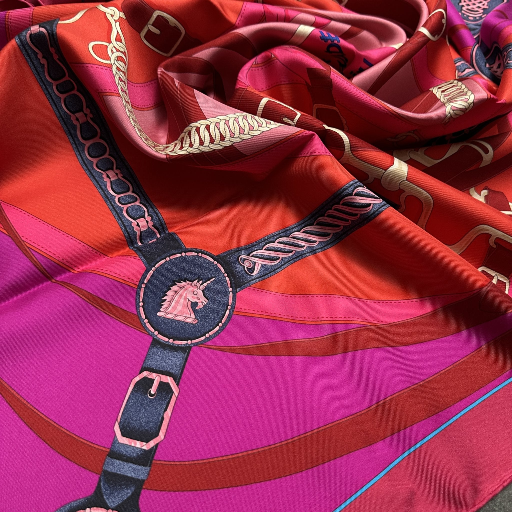 foulard hermes carre en soie la promenade du matin dessin de licorne