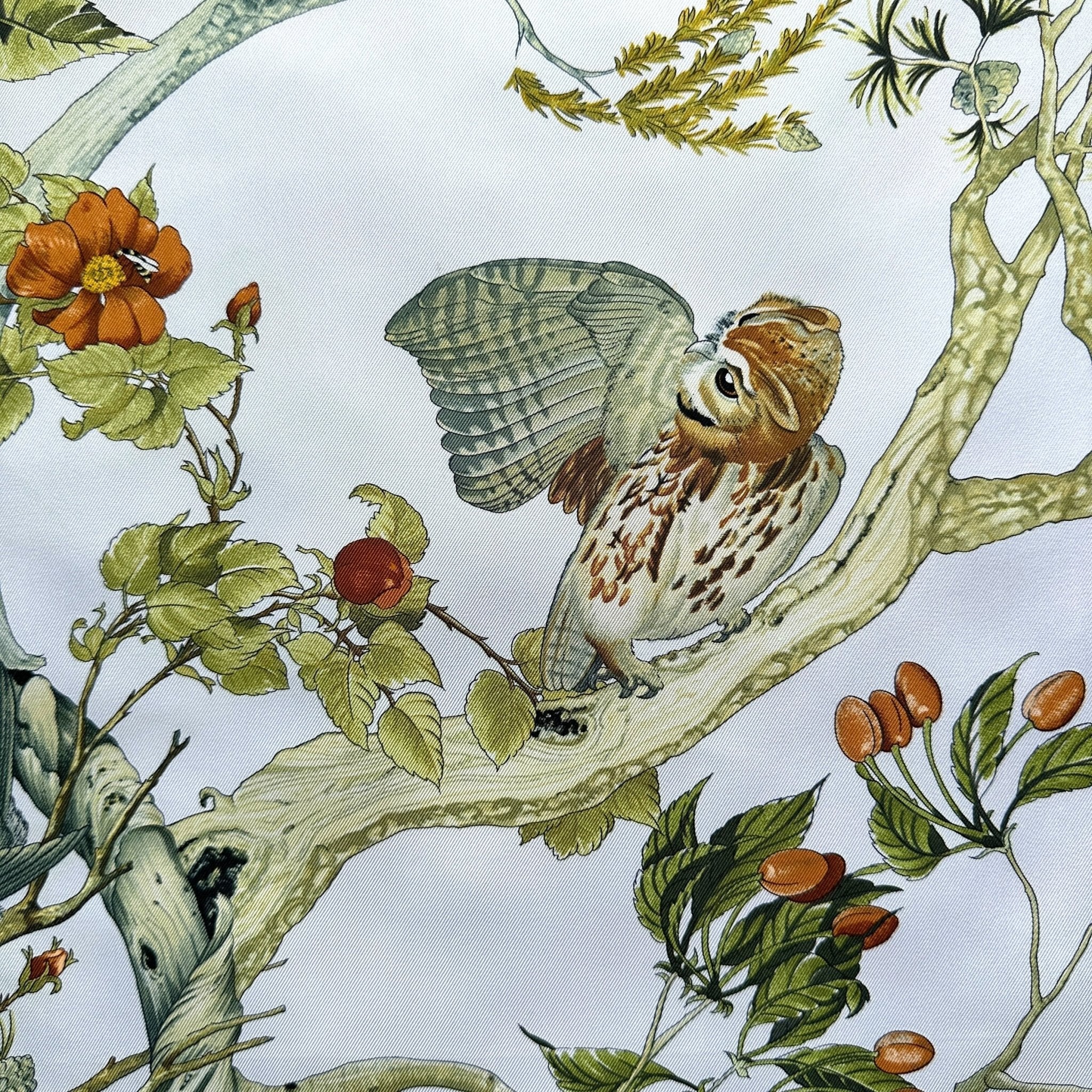 Détail du motif avec feuillages et oiseaux stylisés