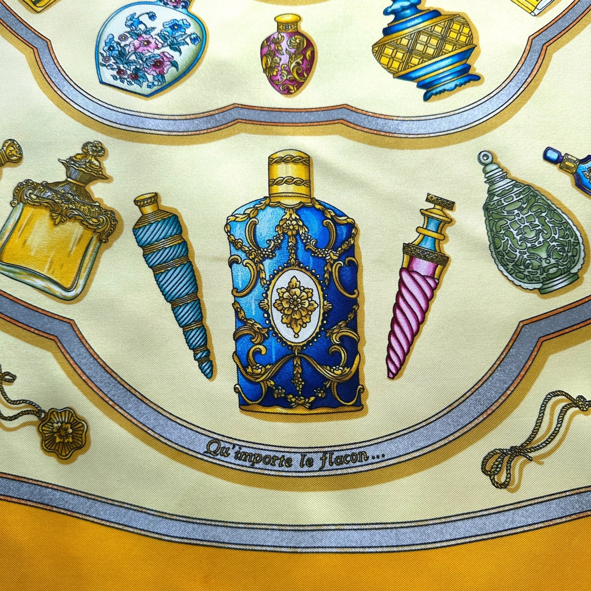 Détail de flacons stylisés