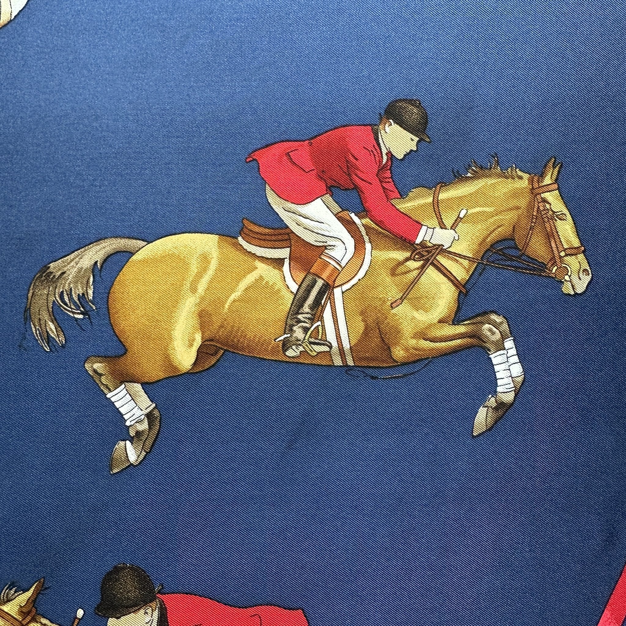 Détail du motif cavalier franchissant un obstacle