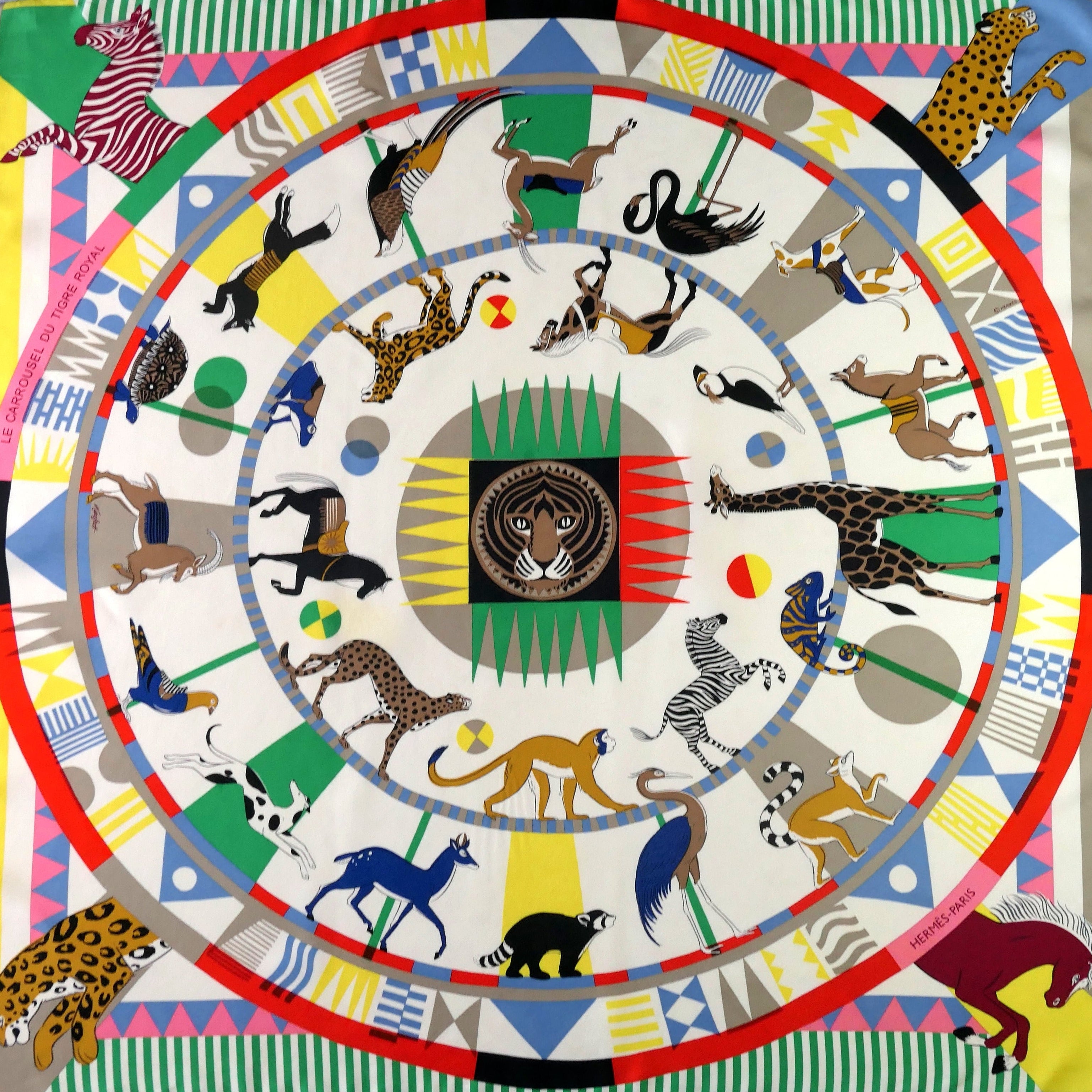 Carré Hermès Le Carrousel du Tigre Royal de Katie Scott, 90 cm soie, vue d'ensemble du dessin multicolore