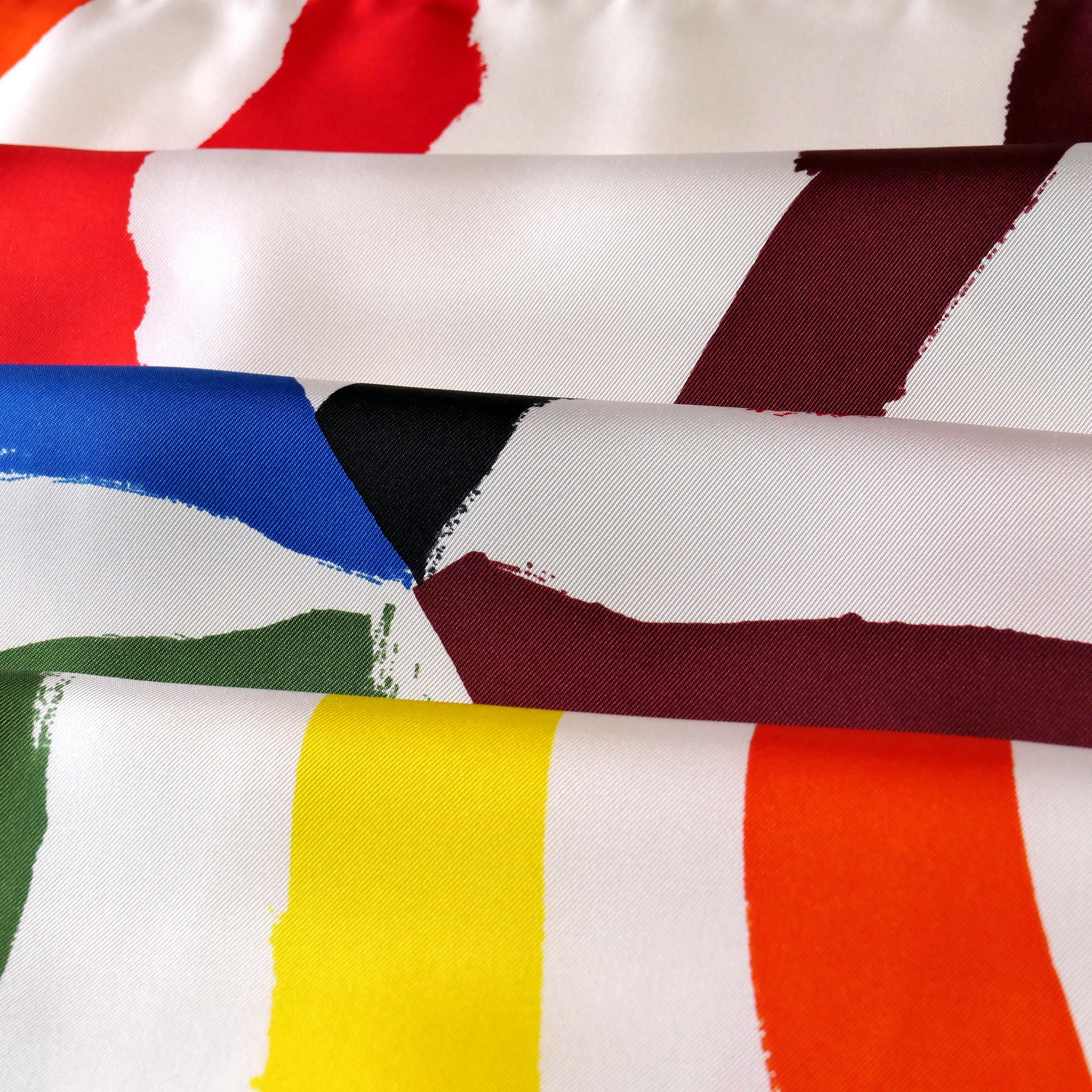 Carré Hermès Rosace de Janos Ber, 90 cm soie, drapé du carré plié, palette multicolore