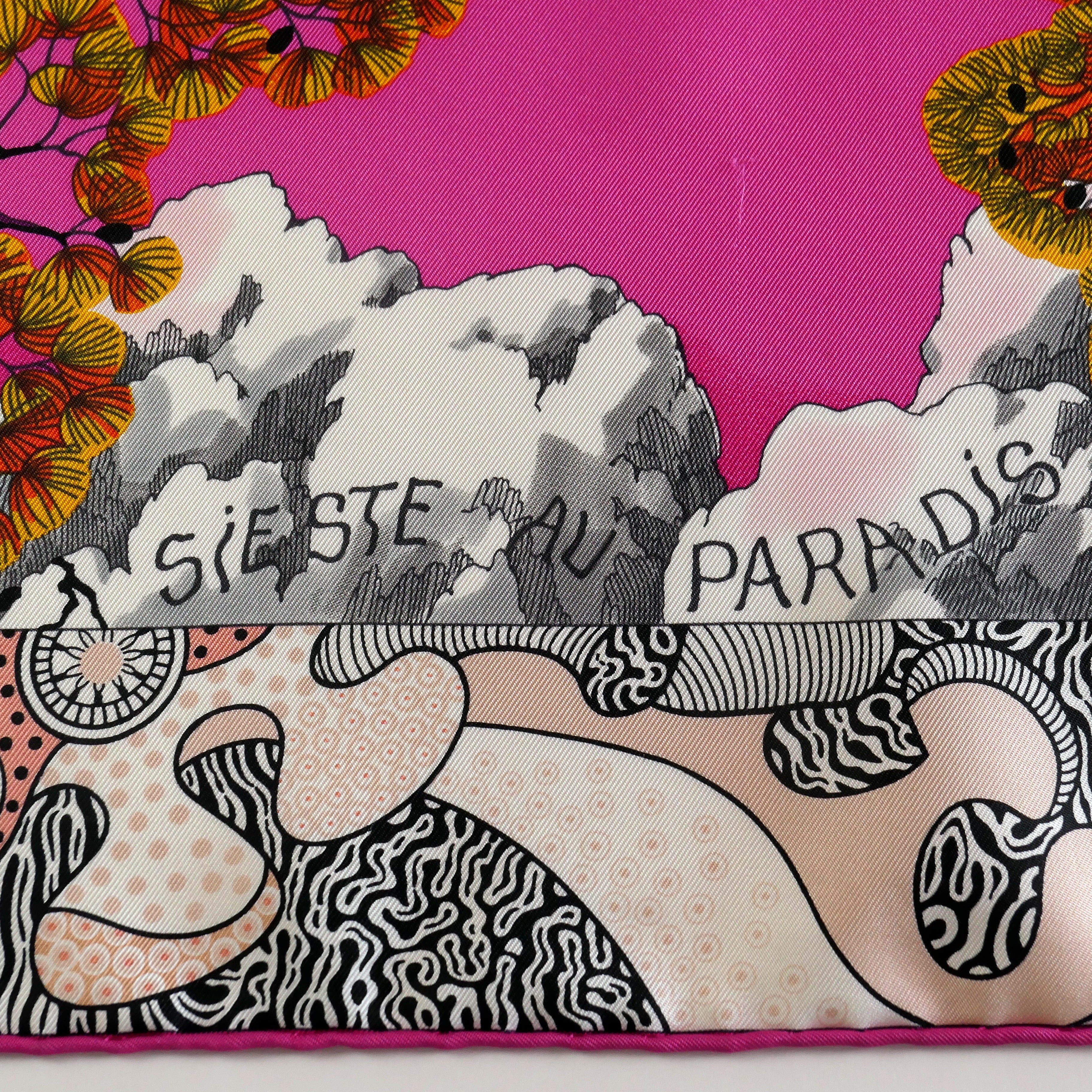 Carré Hermès Sieste au Paradis 90 cm soie, détail titre imprimé sur fond fuchsia