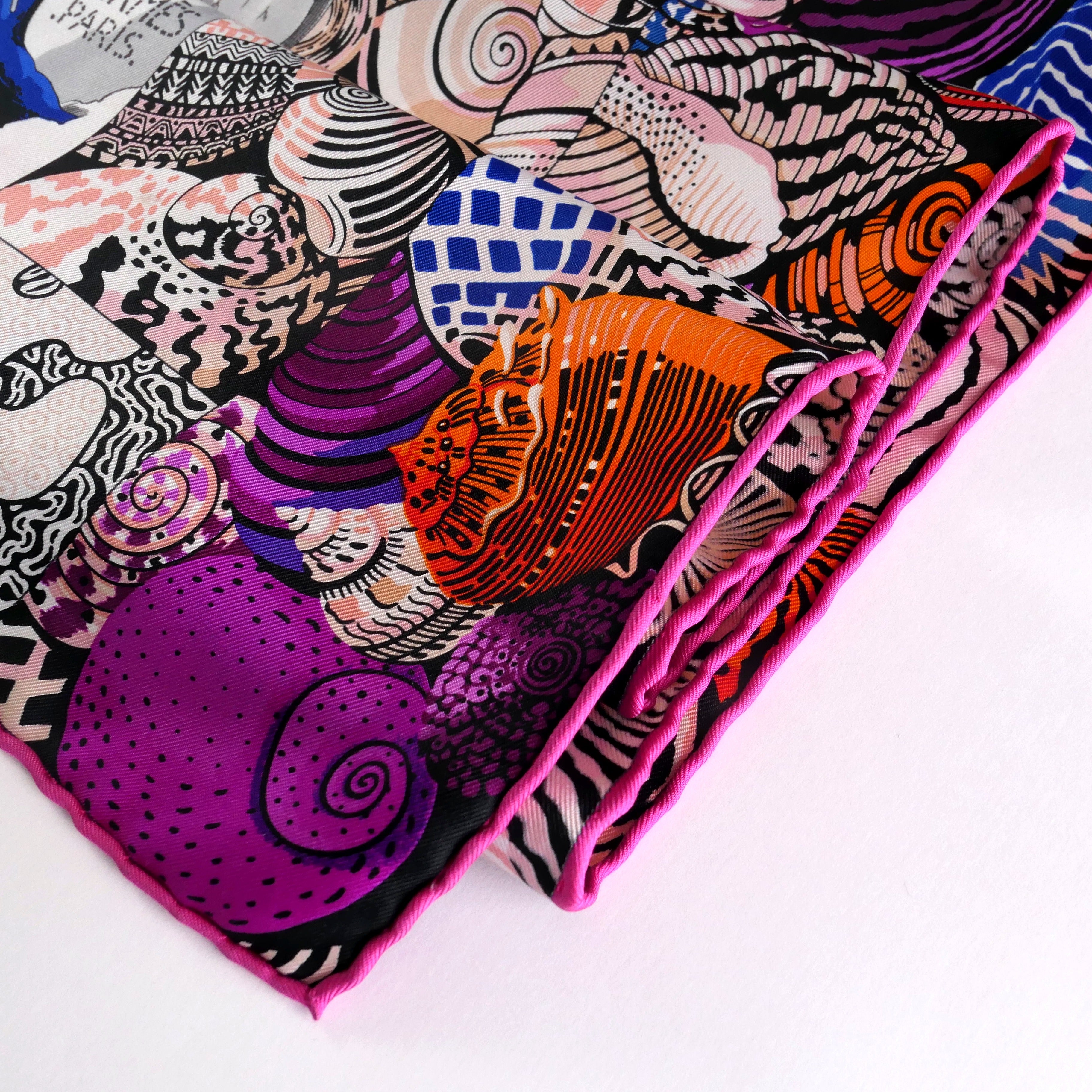 Carré Hermès Sieste au Paradis 90 cm soie, détail drapé soie fuchsia