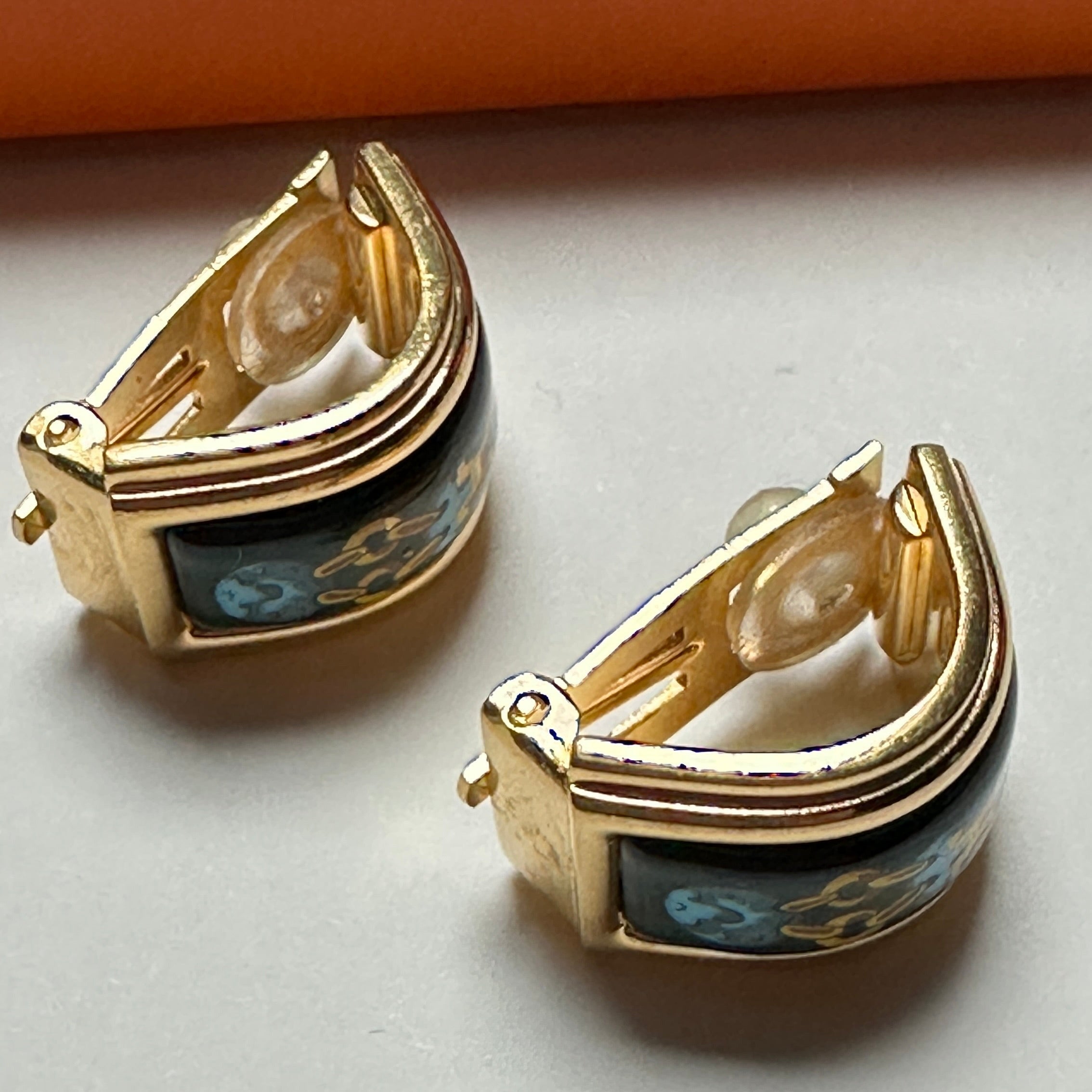 Vue de profil des clips larges montrant la courbure ergonomique et l'épaisseur de la monture plaqué or.