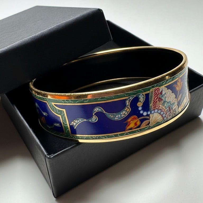 Manchette large Hermès vintage émail bleu roi avec motif baroque éventails et perles, finition doré jaune dans une boite noire