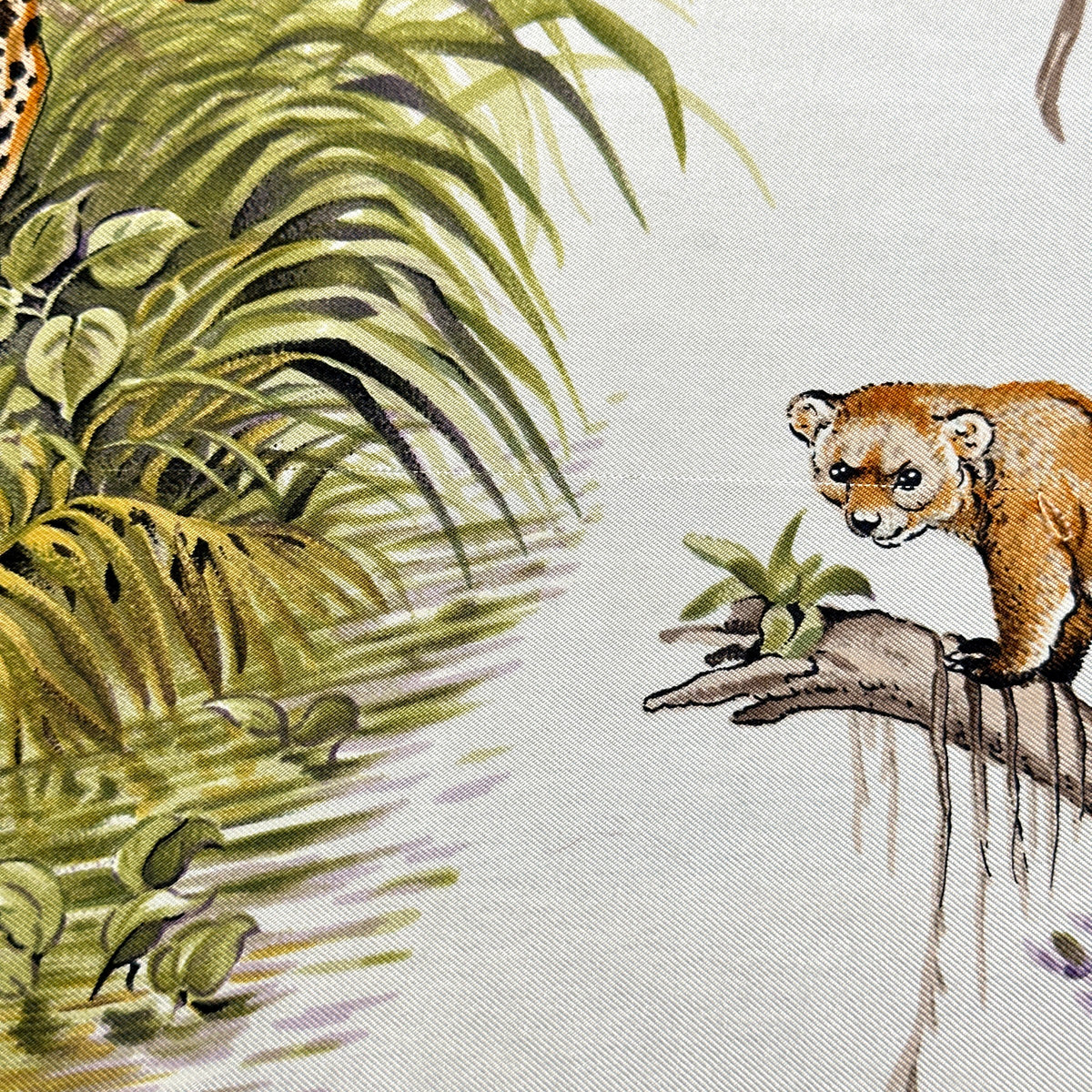 Carré Hermès Équateur de Robert Dallet, 90 cm en soie : reflet de l'étang et petit mammifère sur une branche