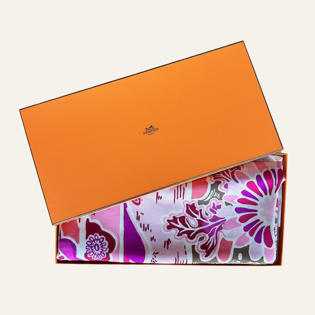 Châle Hermès Bingata plié présenté avec sa boîte orange d'origine