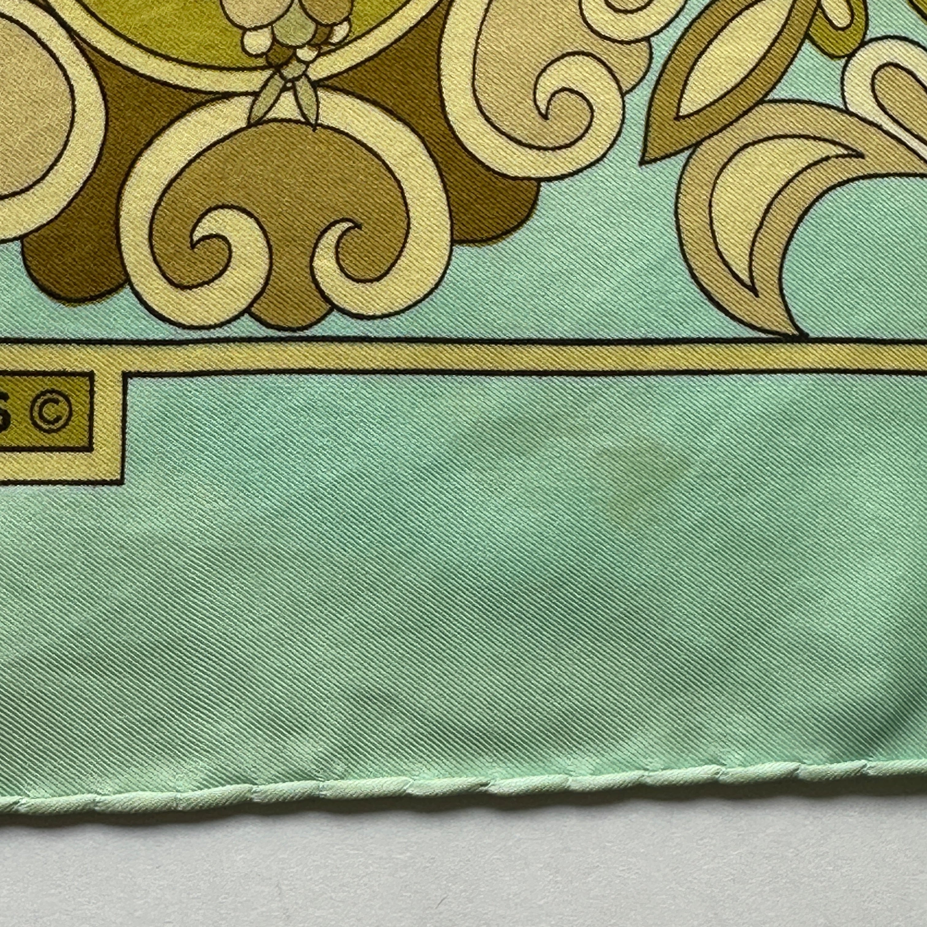 transparence etat du foulard vintage : petite tâche 