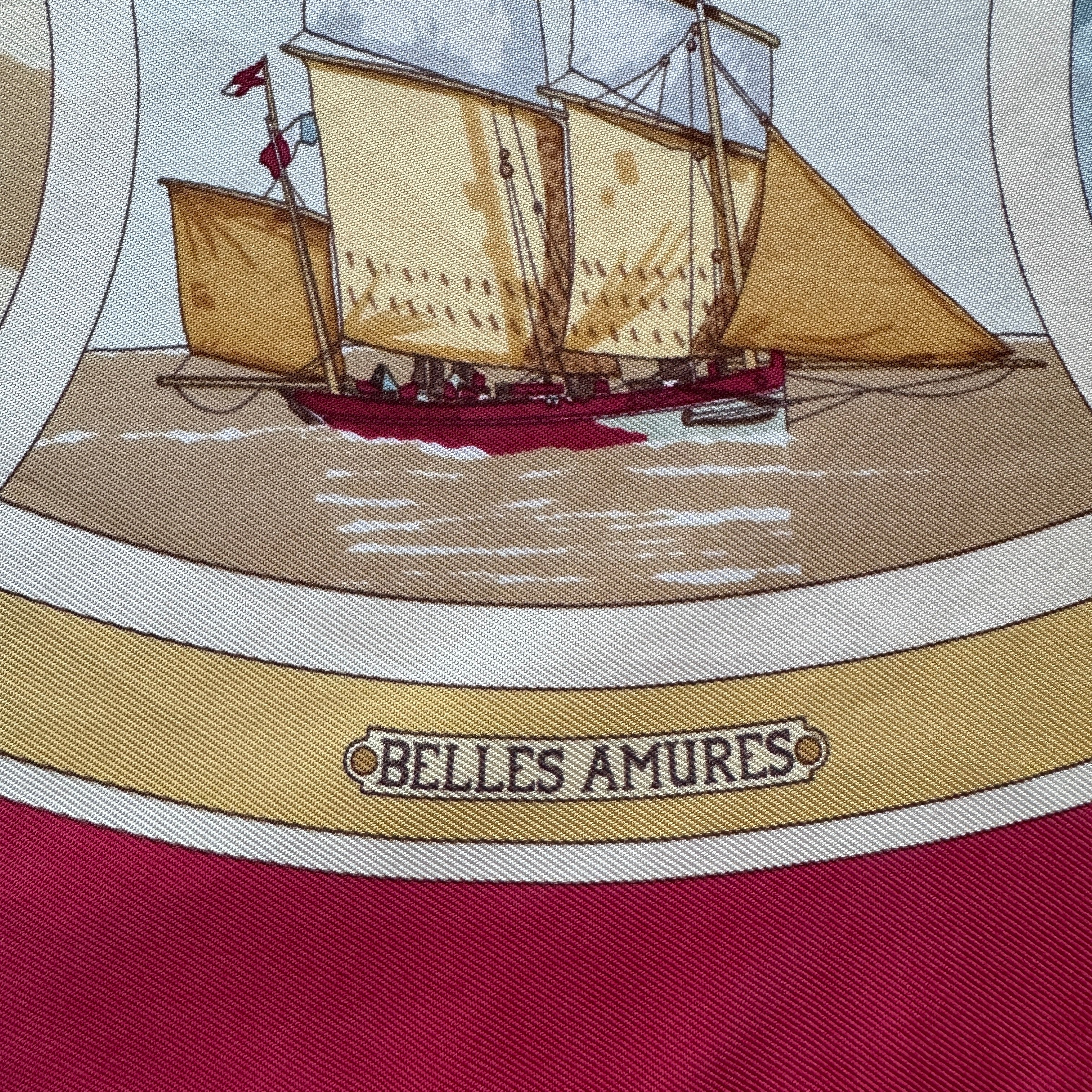 Zoom sur le titre "Belles Amures" inscrit sous un navire à voile.