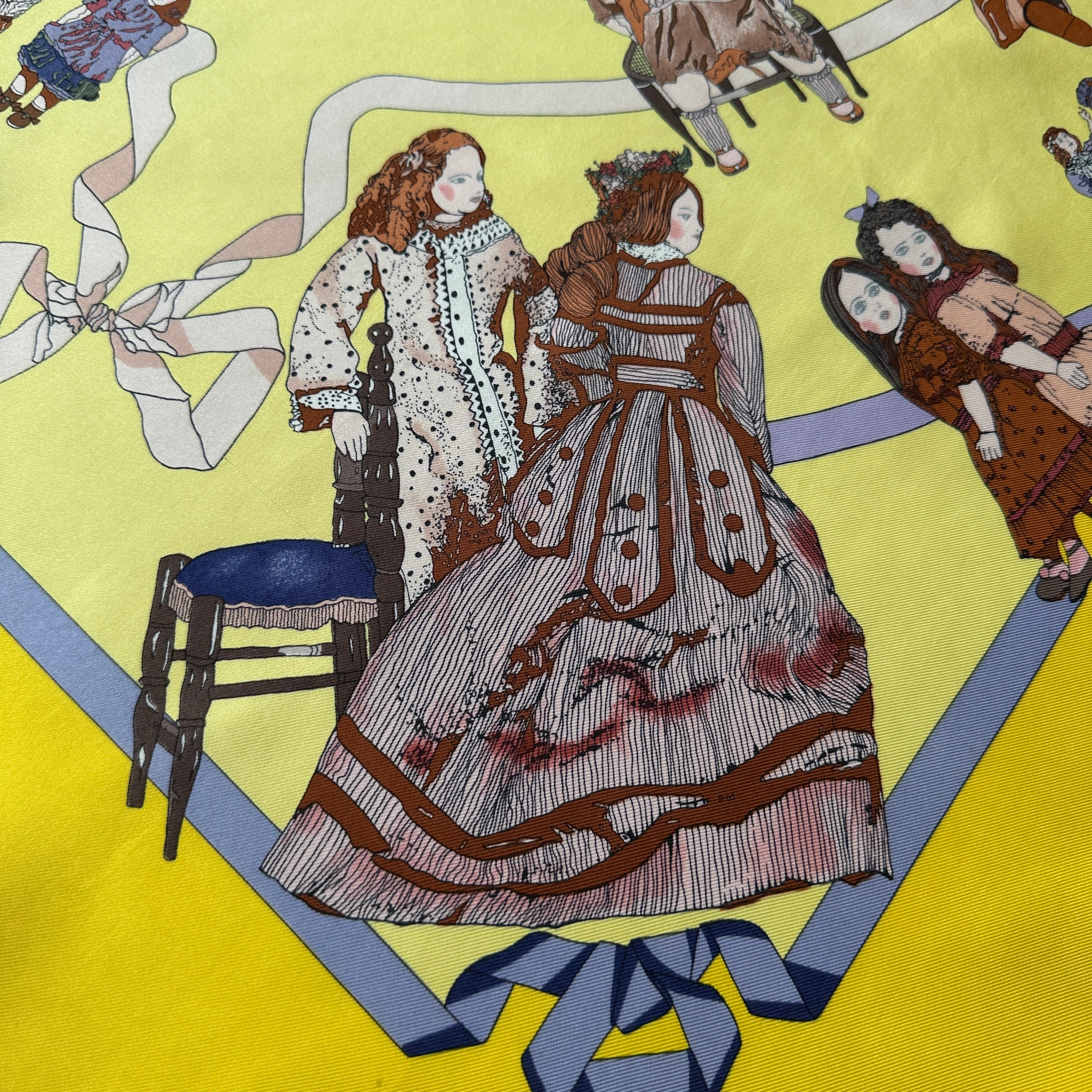 Illustration détaillée d'une poupée ancienne assise sur une chaise bleue et d'une grande robe à crinoline rayée.