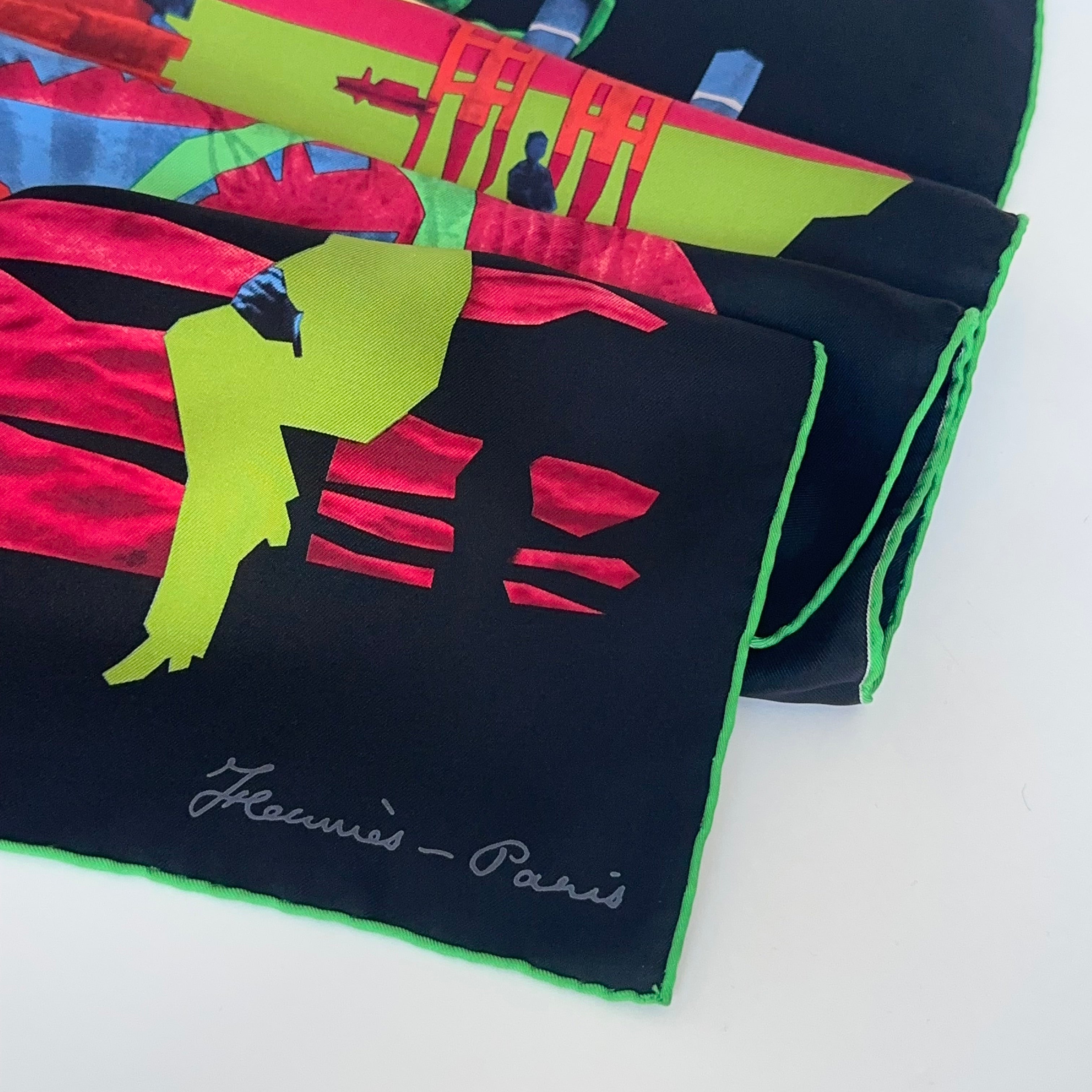 Signature "Hermès - Paris" calligraphiée en gris dans le coin inférieur droit, bordée par un roulotté main vert vif contrastant.