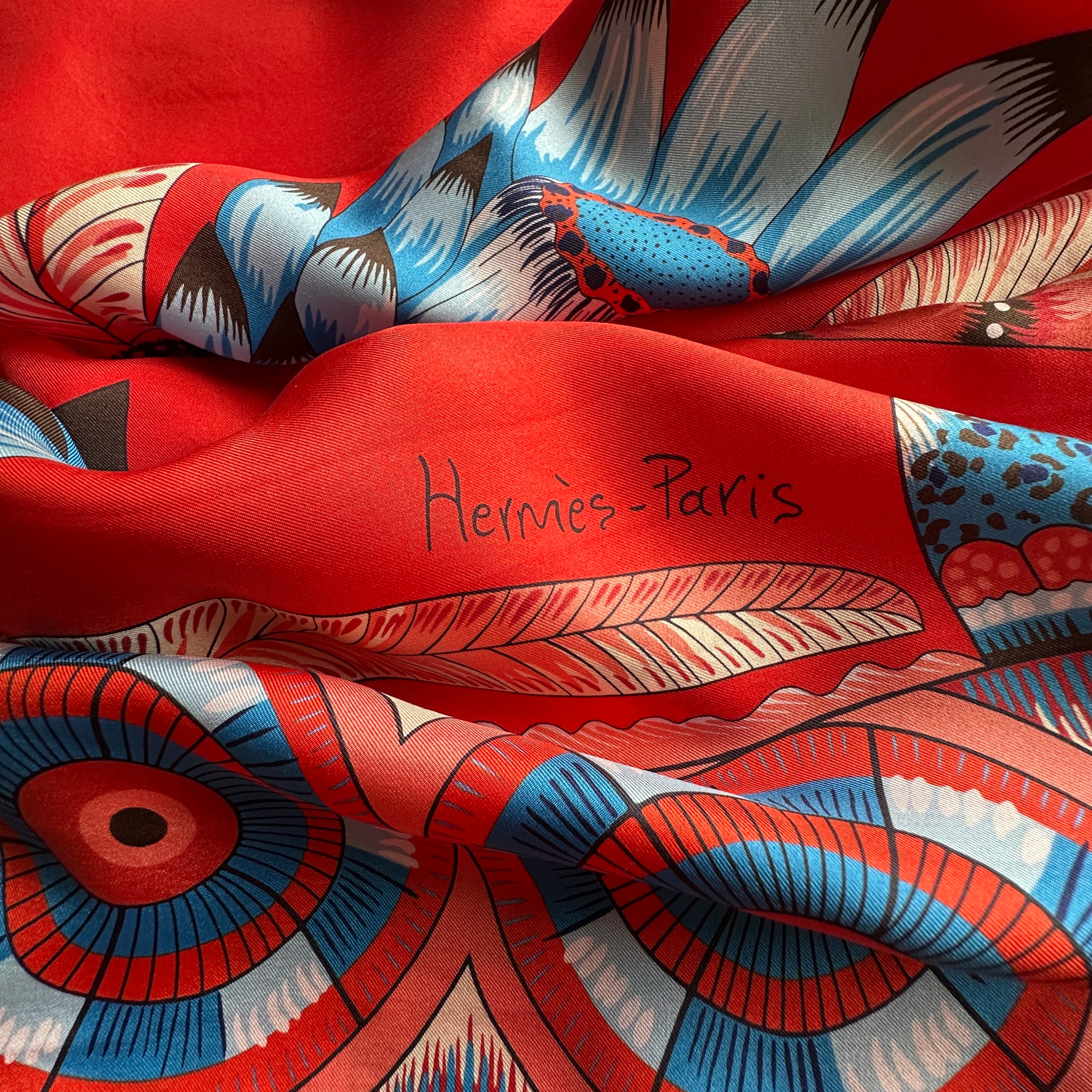 Gros plan de la signature HERMÈS PARIS sur le châle "The Savana Dance" Ardmore Artists