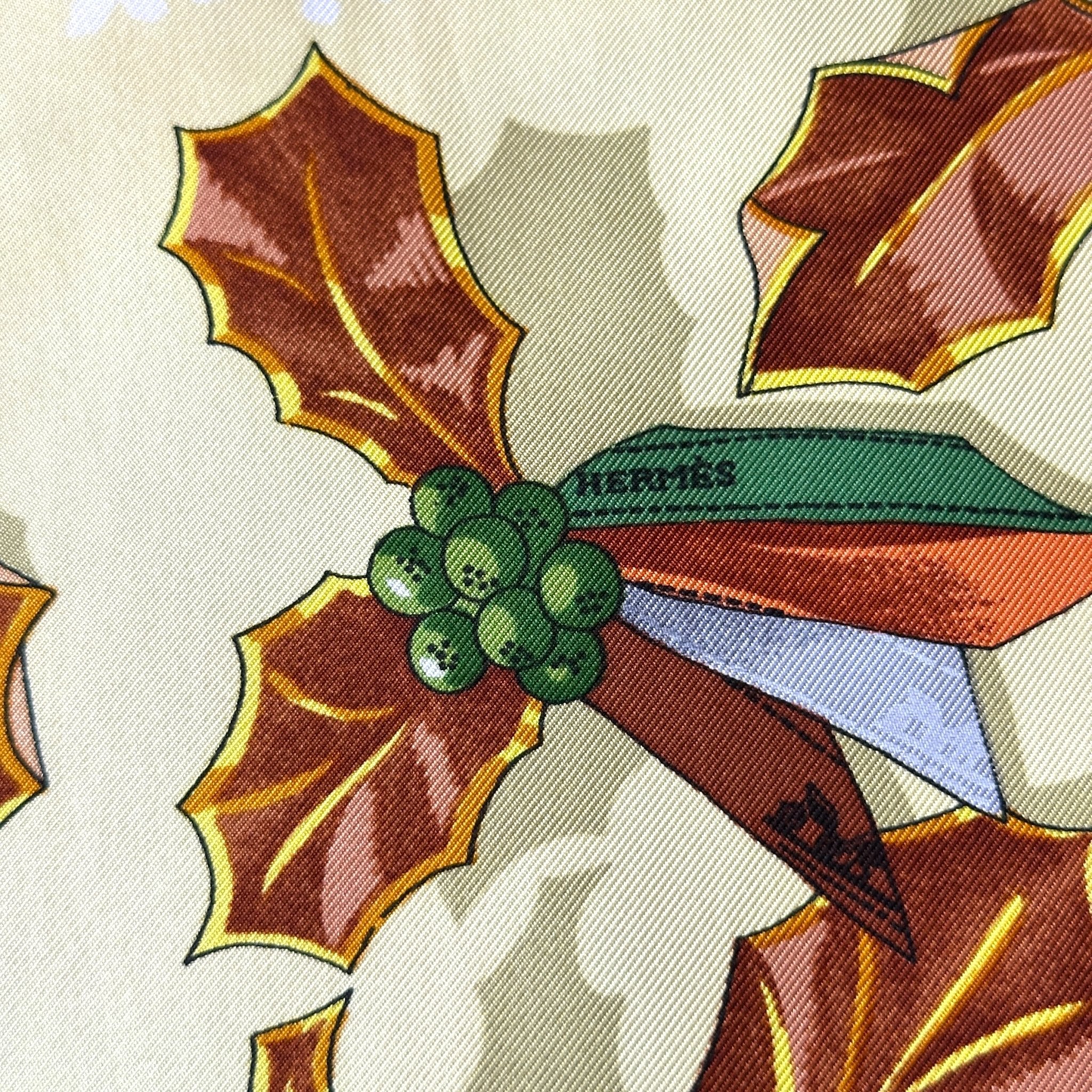 Détail du motif flocons de neige, houx et gui – foulard Hermès Neige d’antan