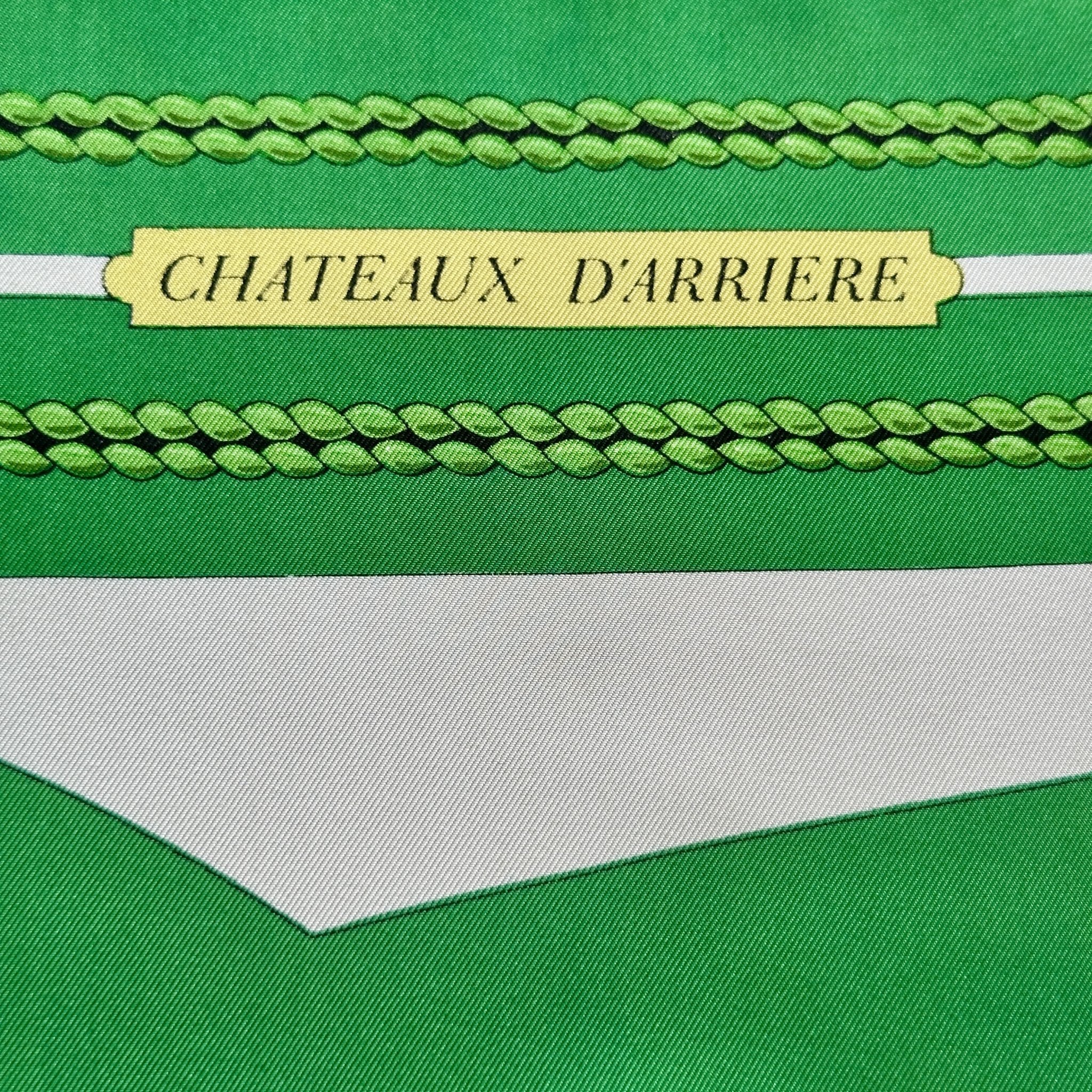 Zoom sur le cartouche mentionnant le nom du foulard Hermès Chateaux d'Arrière