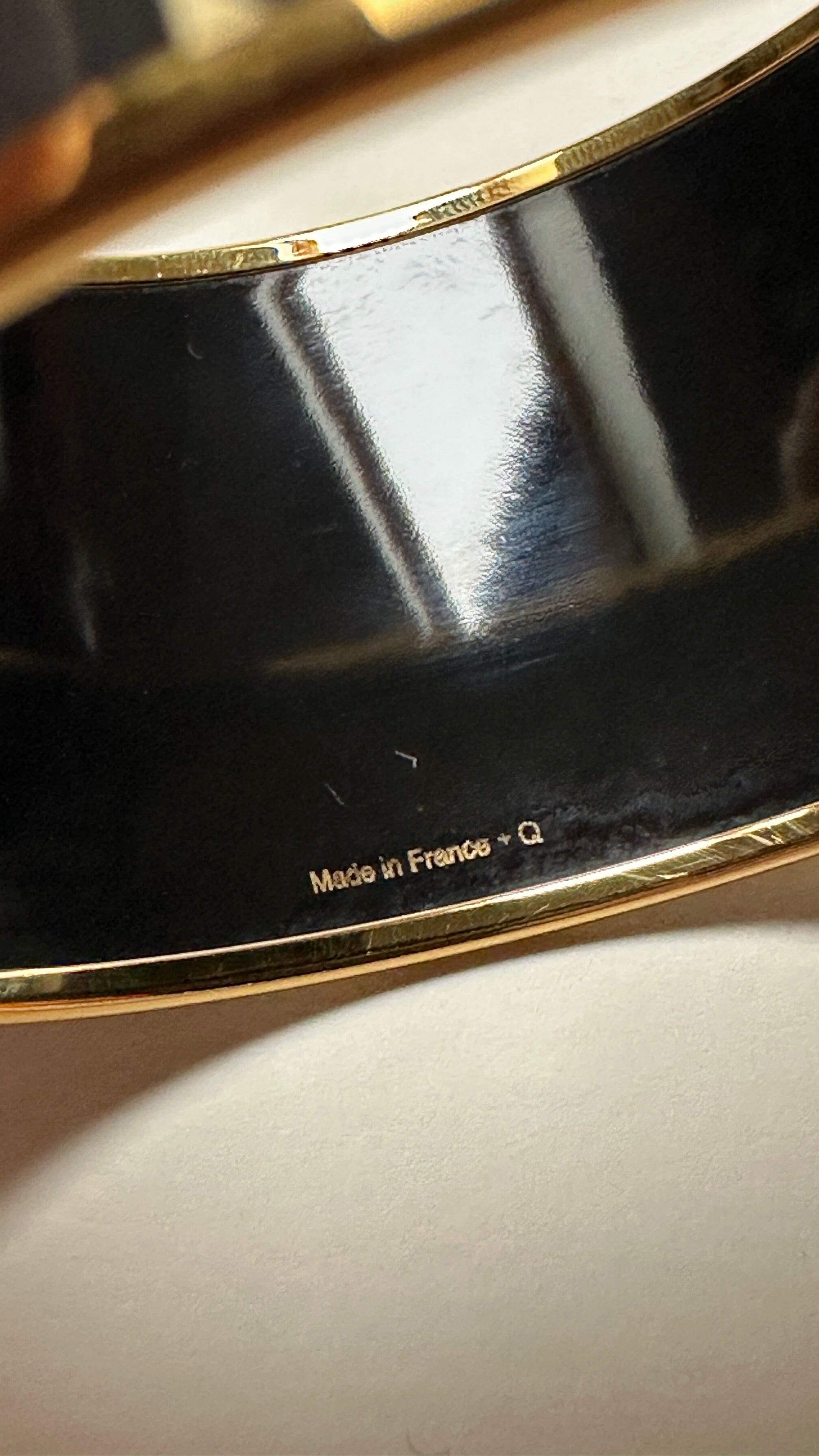 Gravure Made in France et lettre Q année 2013 sur tranche bracelet Hermès